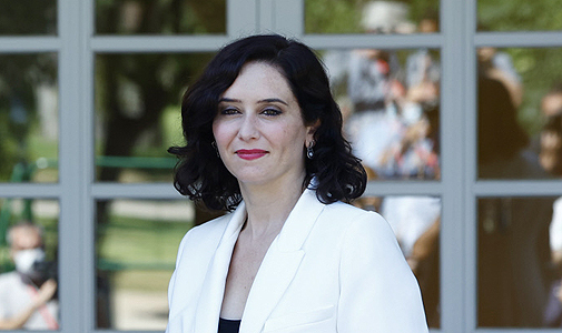 Isabel Daz Ayuso, con traje de pantaln blanco y los labios rojos en una visita a Pedro Snchez en La Moncloa..