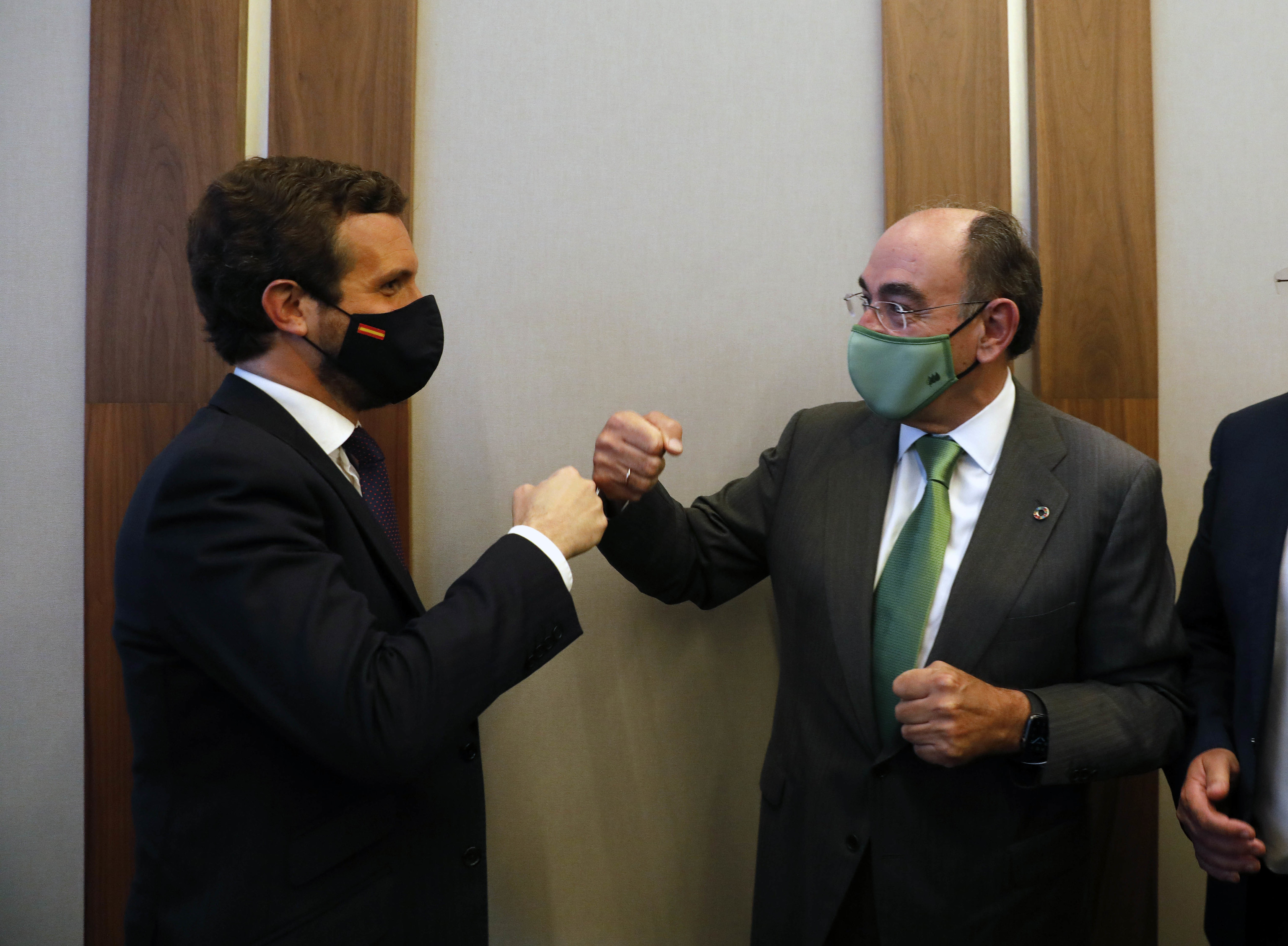 Pablo Casado e Ignacio Snchez Galn se saludan durante una conferencia poltica celebrada en Madrid.