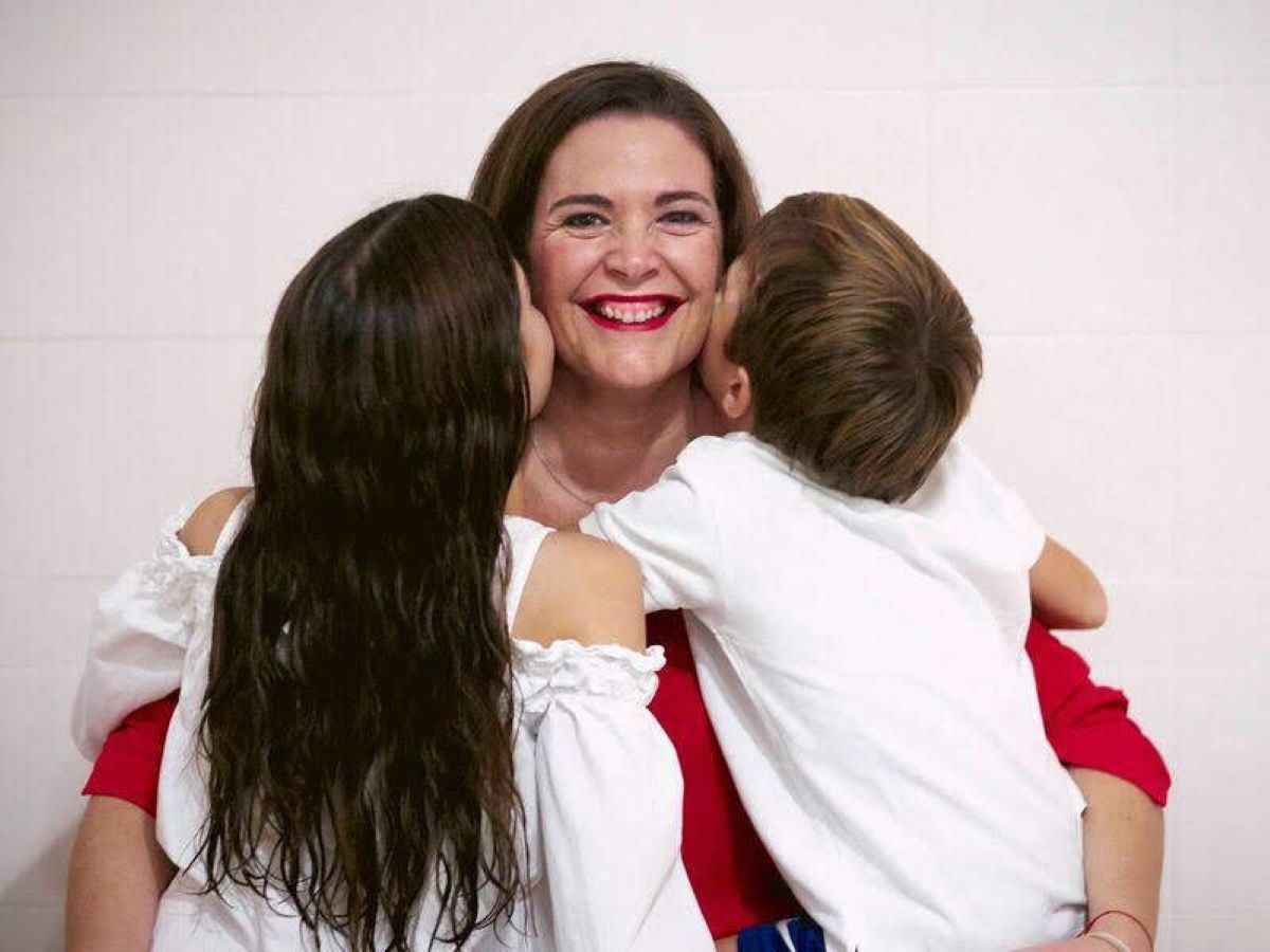 Patricia Ripoll, autora del blog 'Mamá tiene migraña', con sus dos hijos.