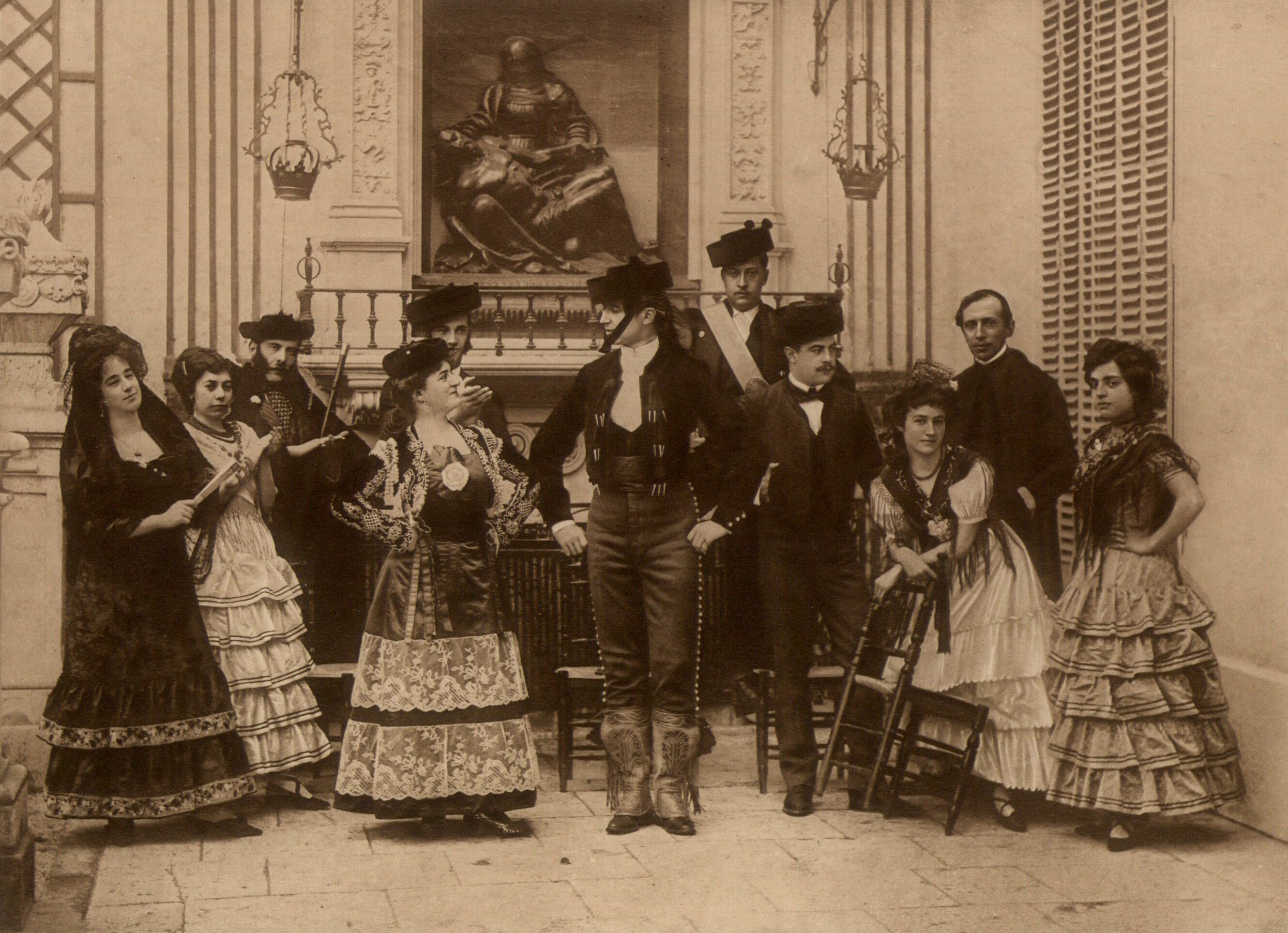 Gloria Laguna, Carolina Carvajal, el marqus de Bayamo y otros invitados en una velada teatral.