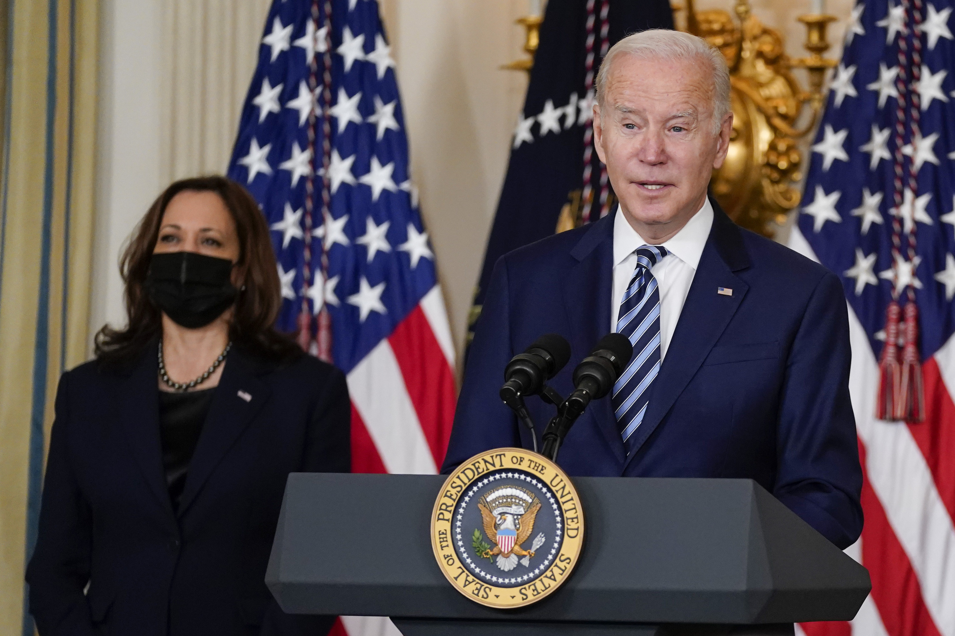 Kamala Harris, junto a Joe Biden, en la Casa Blanca.