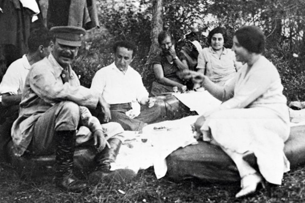 Stalin de picnic en compañía de su su familia.