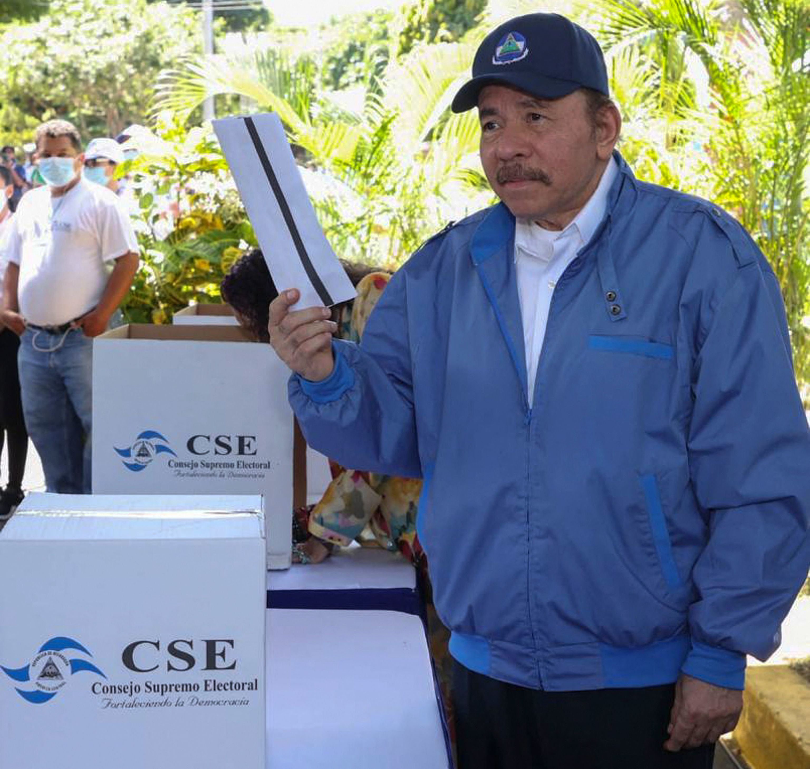Daniel Ortega emite su voto en las elecciones del pasado 7 de noviembre.