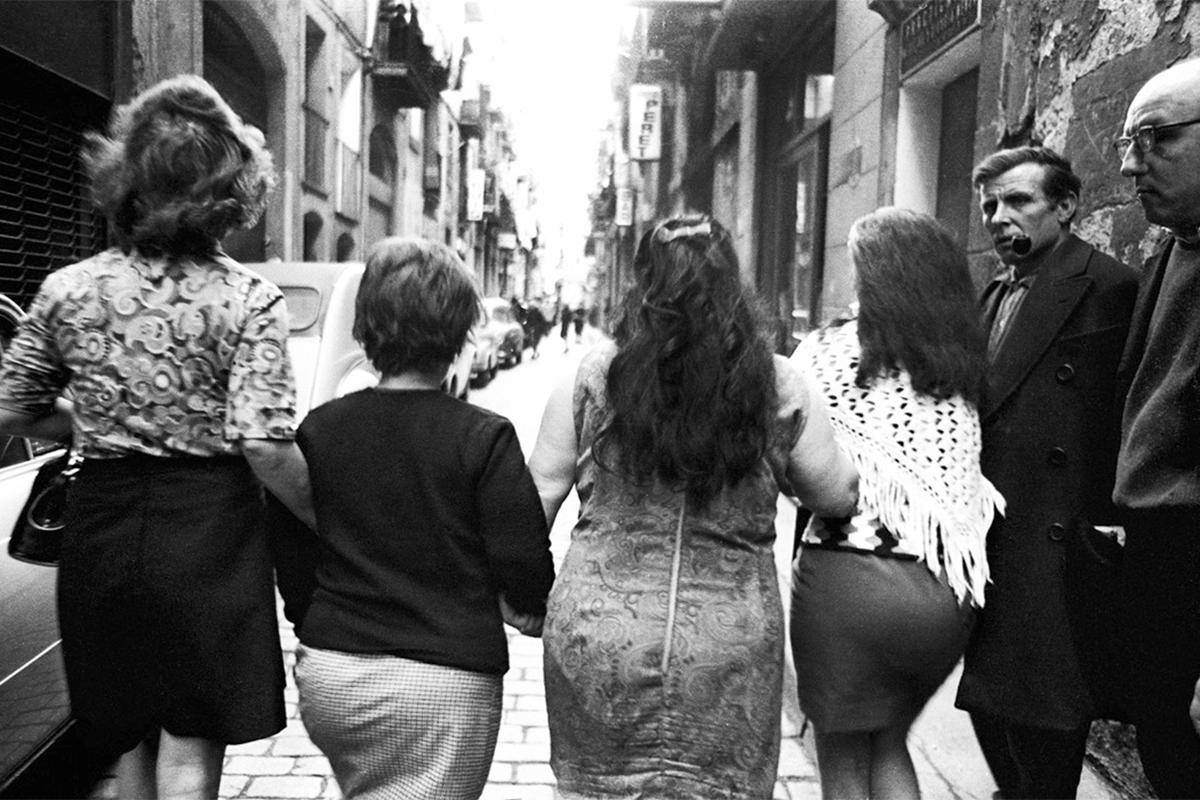 Mujeres andando por las calles del Barrio Chino en los 60.