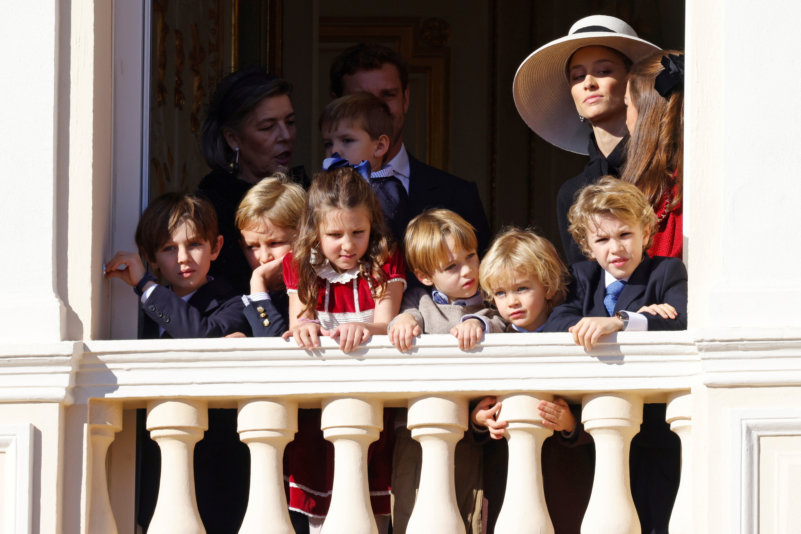 Carolina y sus nietos en el balcnd e palacio.