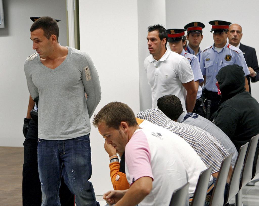 Imagen del juicio contra los acusados del Bada Bing con el fallecido en primer trmino conducido por la polica