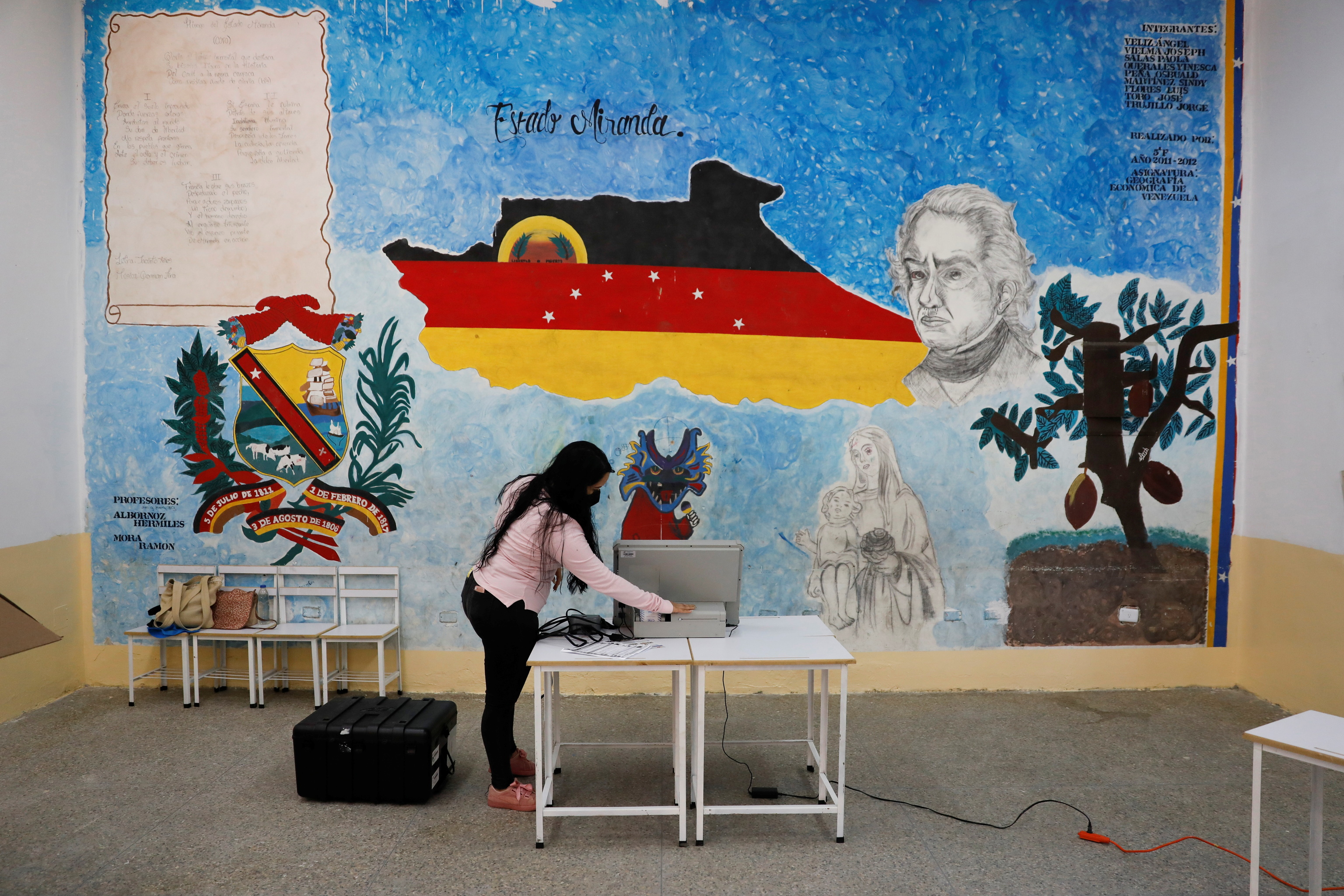 Instalación de máquinas electorales, en Caracas.