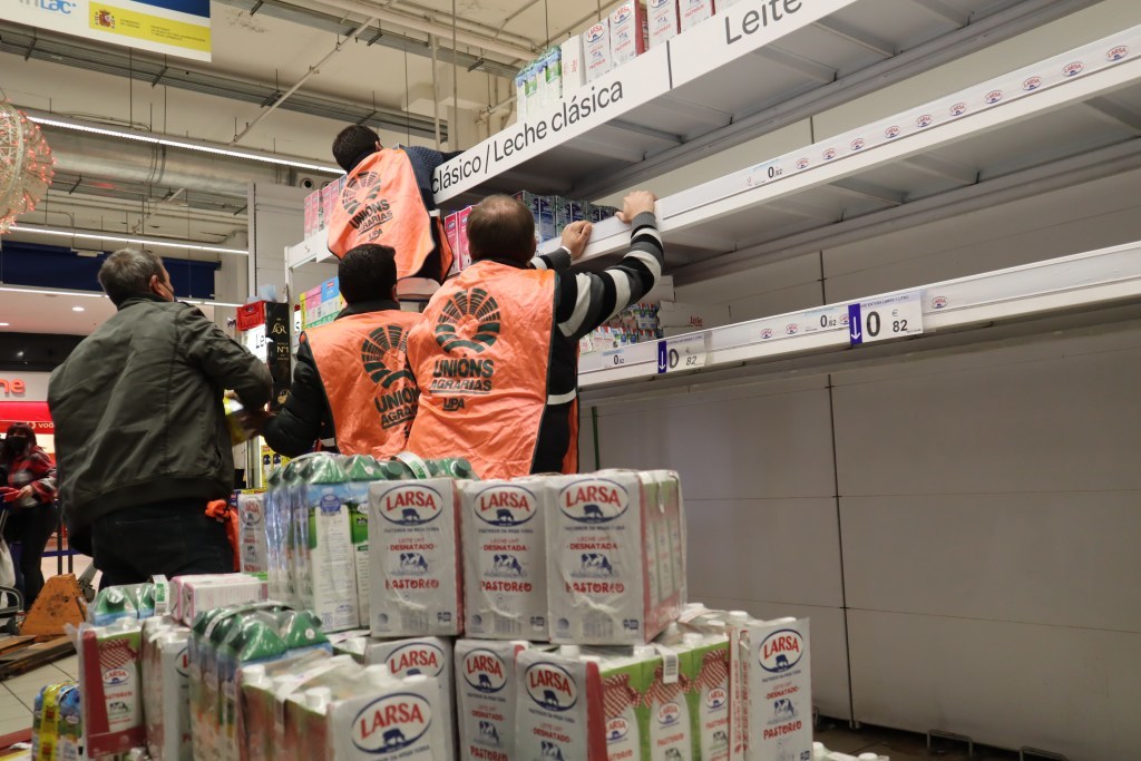 Ganaderos productores de leche de Galicia retiran de un supermercado los cartones de leche de que les pagan por debajo de los costes de producción