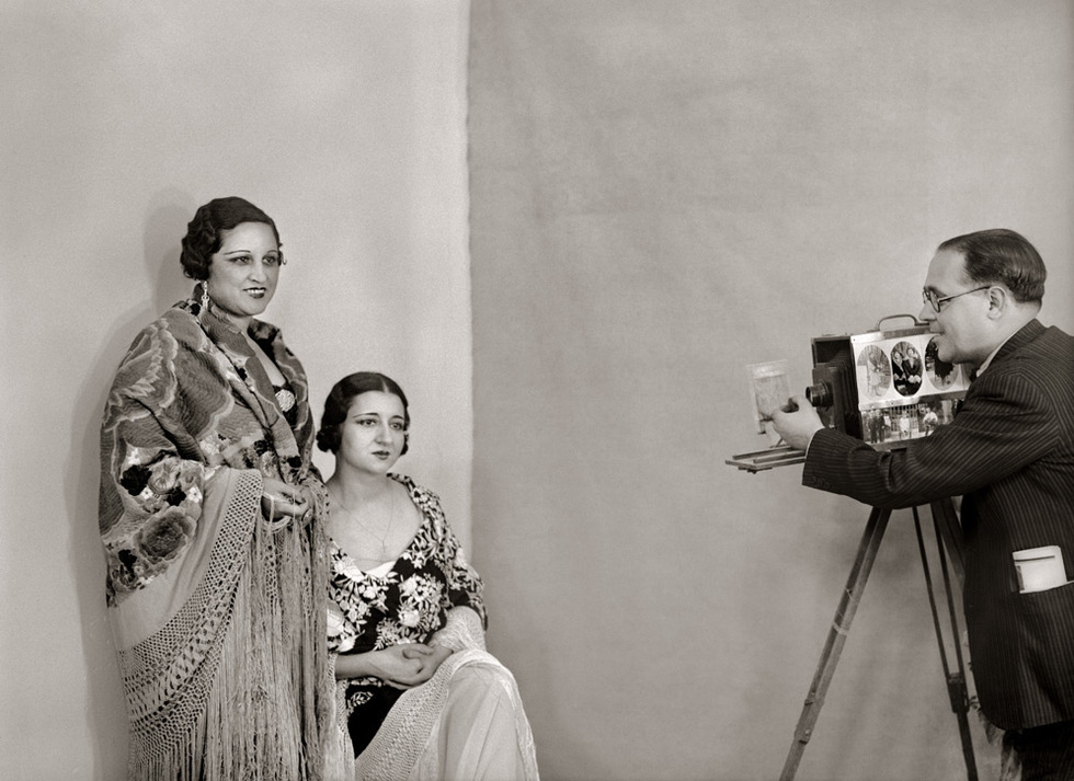Santos Yubero retrata a Concha Constanzo y Carola Fernán Gómez, madre de Fernando Fernán Gómez (1934).