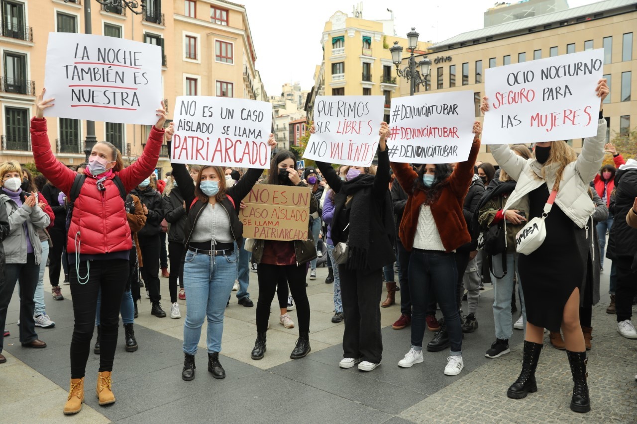 Las manifestantes durante la protesta en la  plaza de Ópera.