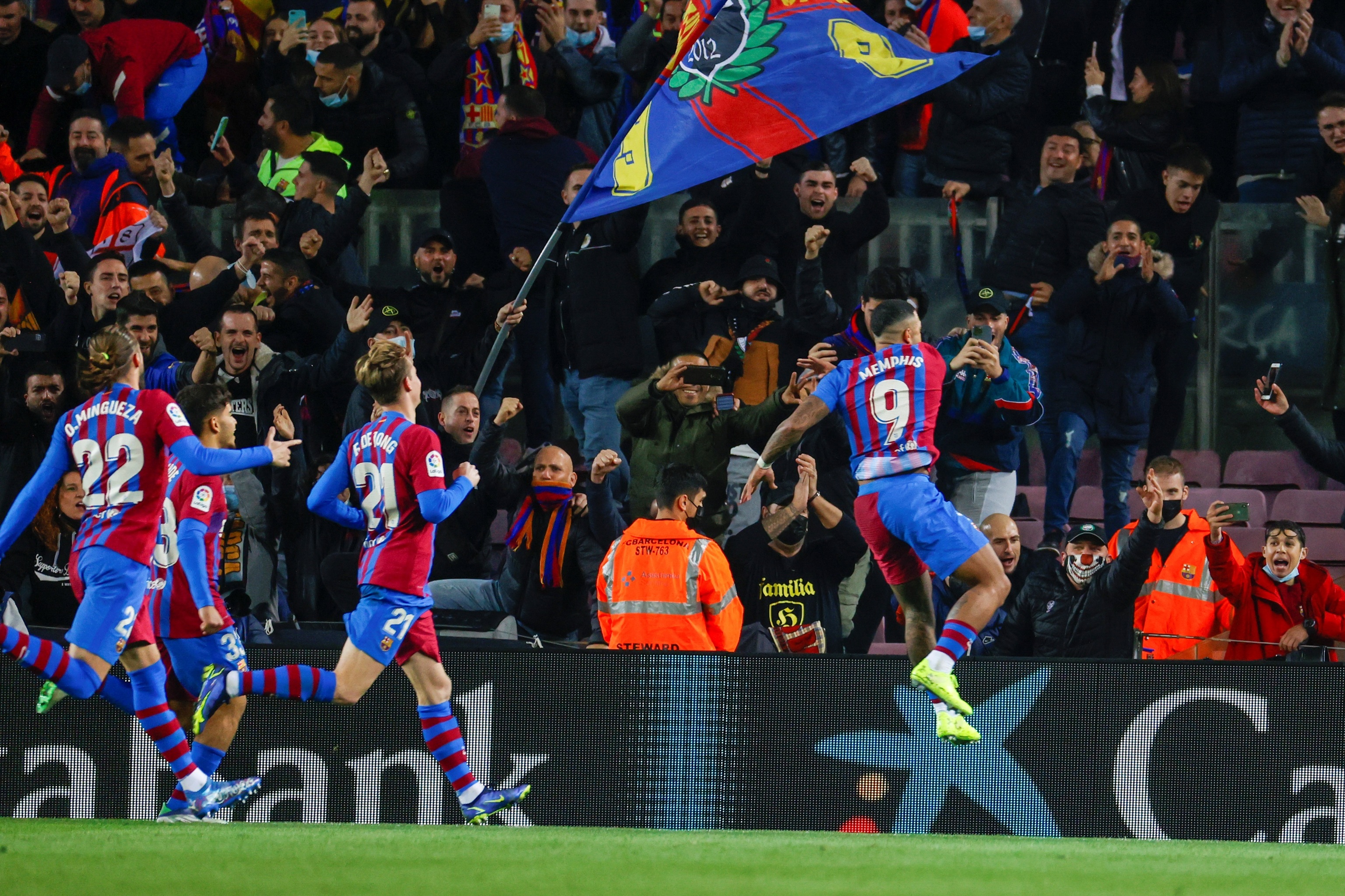 Depay festeja el gol del triunfo del Bara en el Camp Nou.