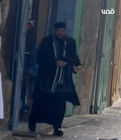 El palestino Fadi Abu Shjaidam, de 42 aos y originario de Shuafat en Jerusaln Este, us una metralleta de tipo Carlo, de fabricacin casera, y llevaba tambin un cuchillo. Algunos medios locales informaron inicialmente que el atacante iba disfrazado de jared (ultraortodoxo judo)
