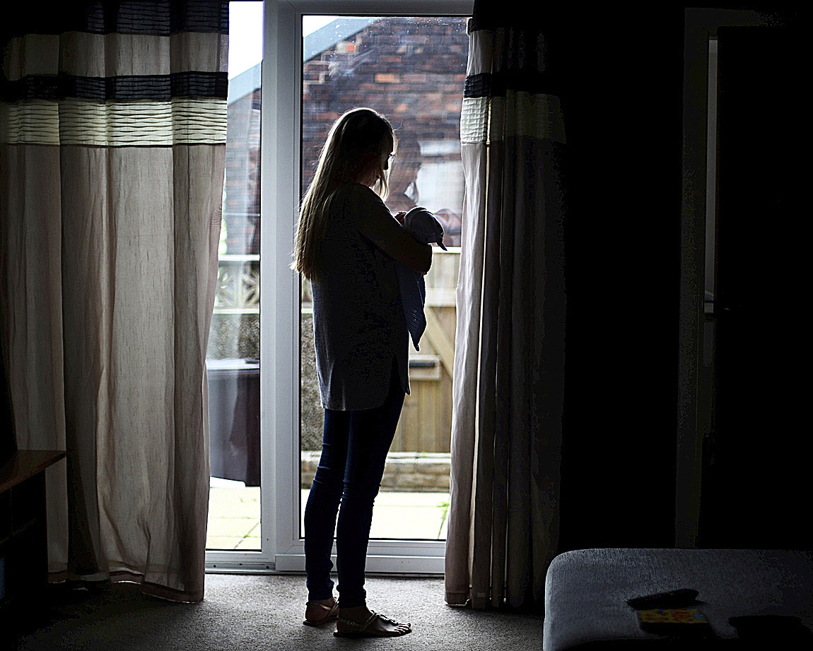 Una mujer sostiene a un beb en Burnley, en el condado de Lancashire.
