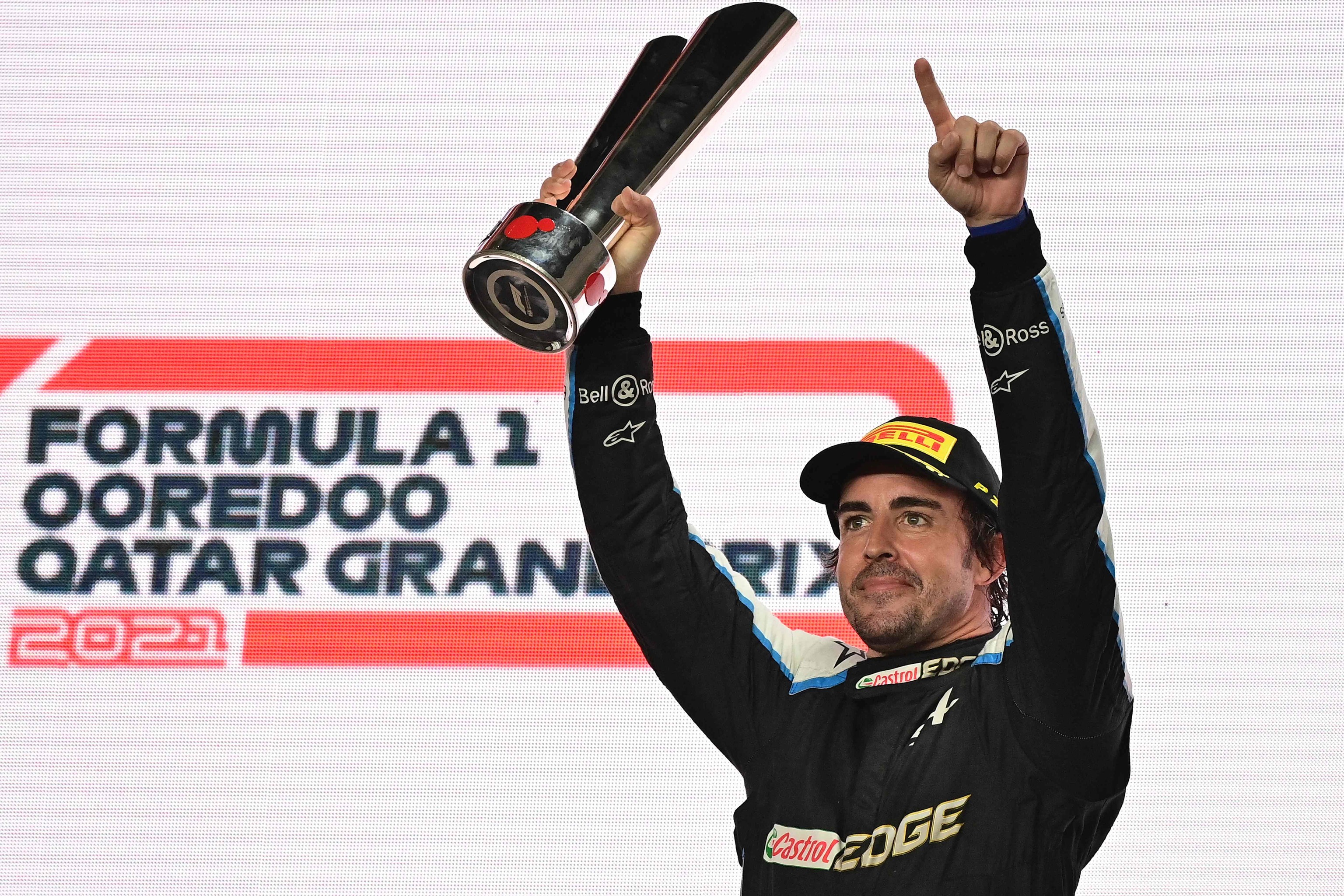 Alonso, con su trofeo, el domingo en el podio de Losail.