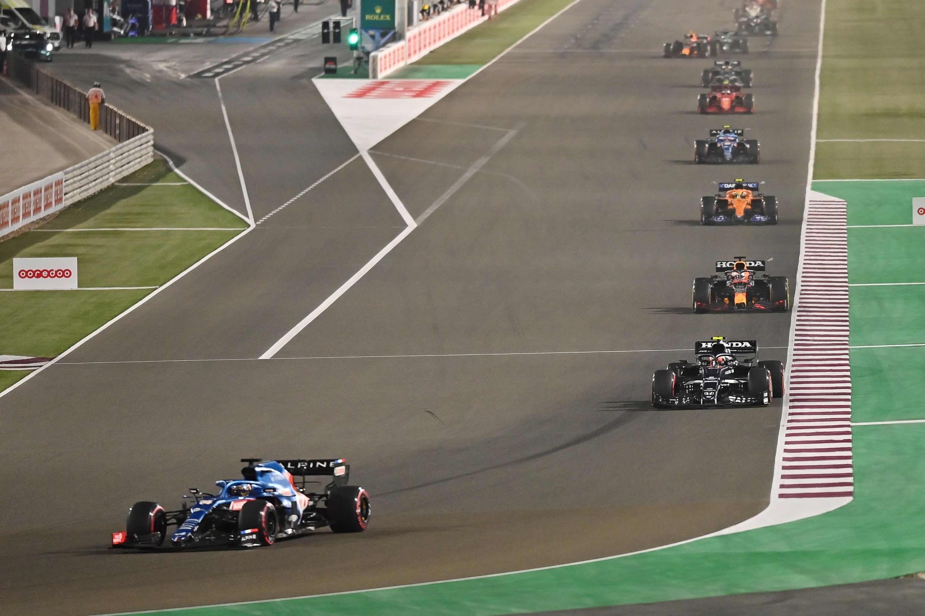 Alonso, al final de la recta de Losail, durante el GP de Qatar.