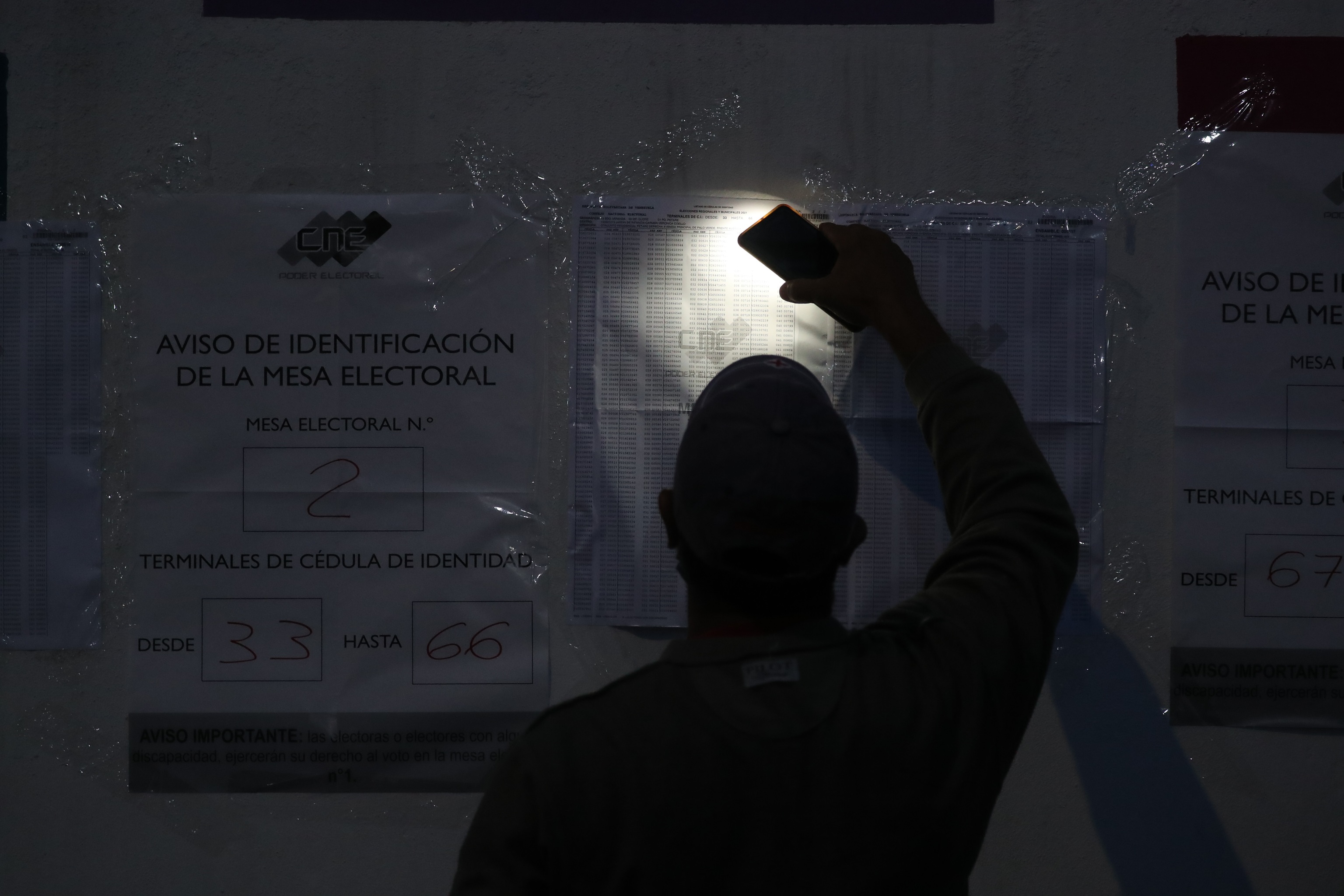 Un hombre comprueba el censo electoral en Caracas.