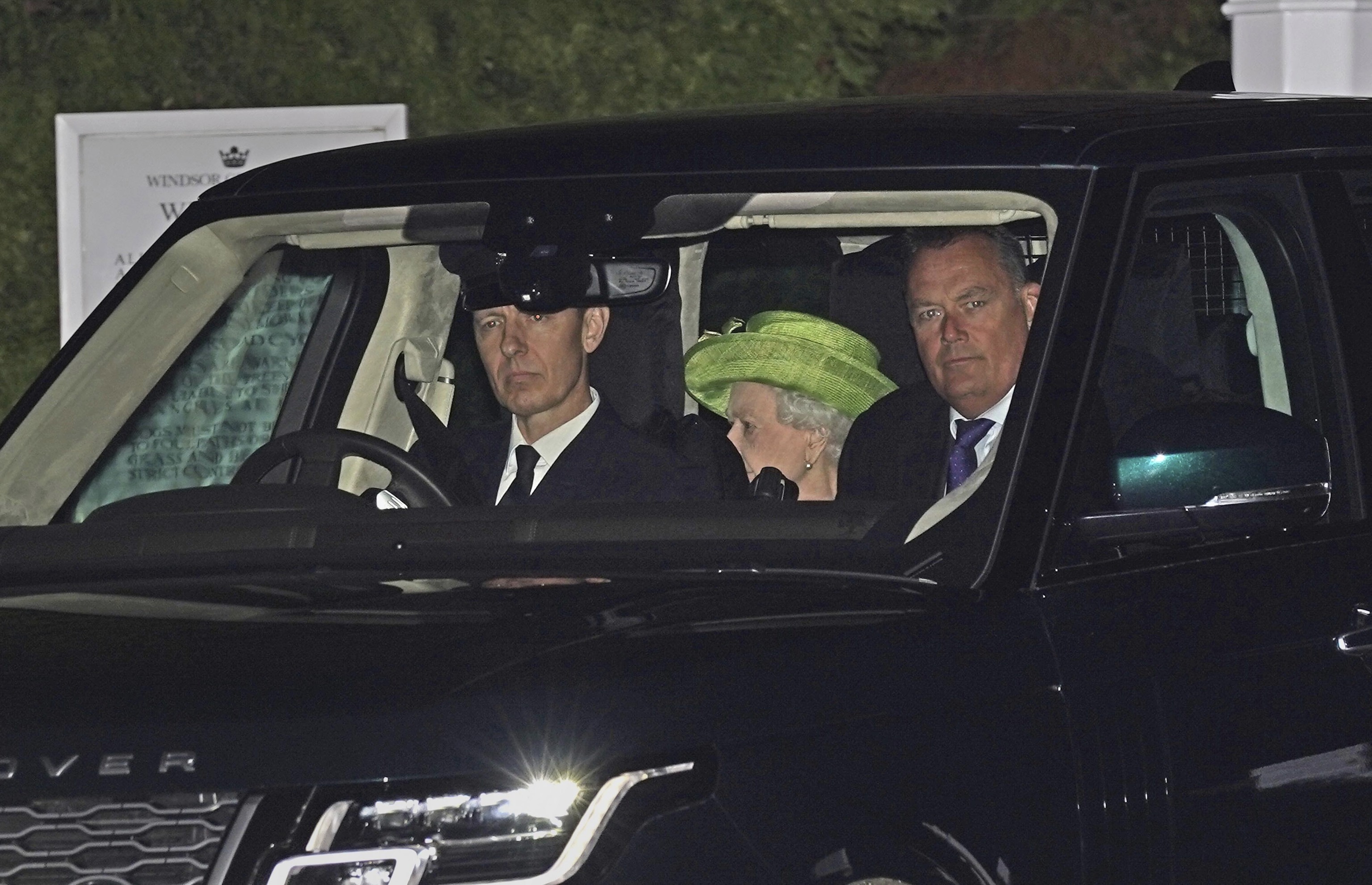 La reina Isabel II en un coche oficial.