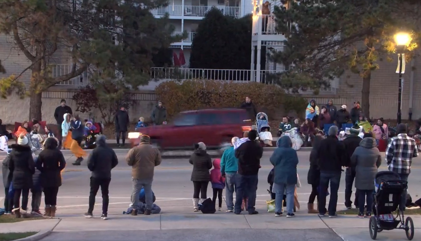 Captura de un vídeo en el que se ve el todoterreno rojo recorriendo la calle del desfile a gran velocidad.