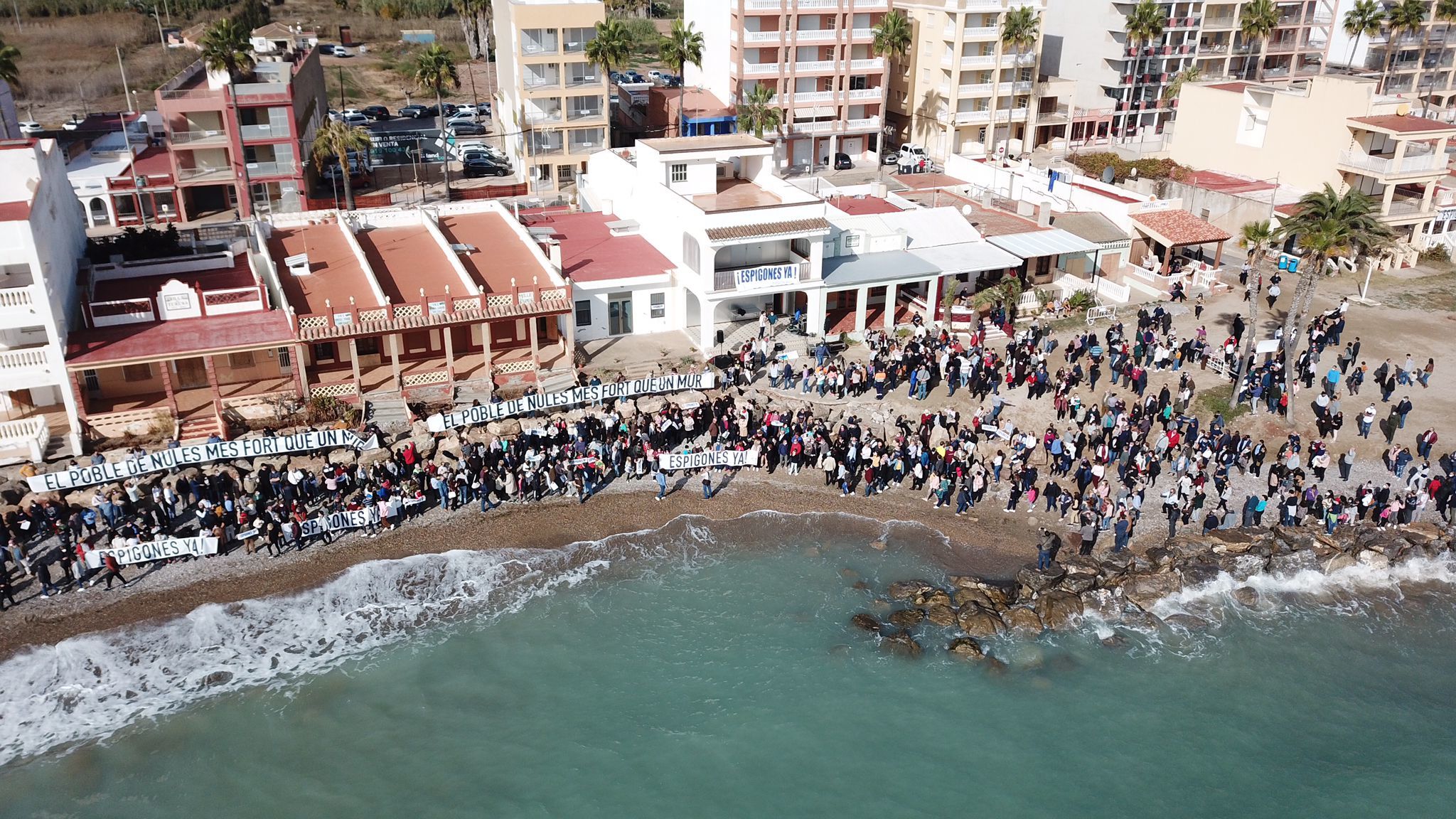 Multitudinaria manifestacin, este domingo en la playa de Nules, para exigir al Gobierno que invierta en su proteccin.