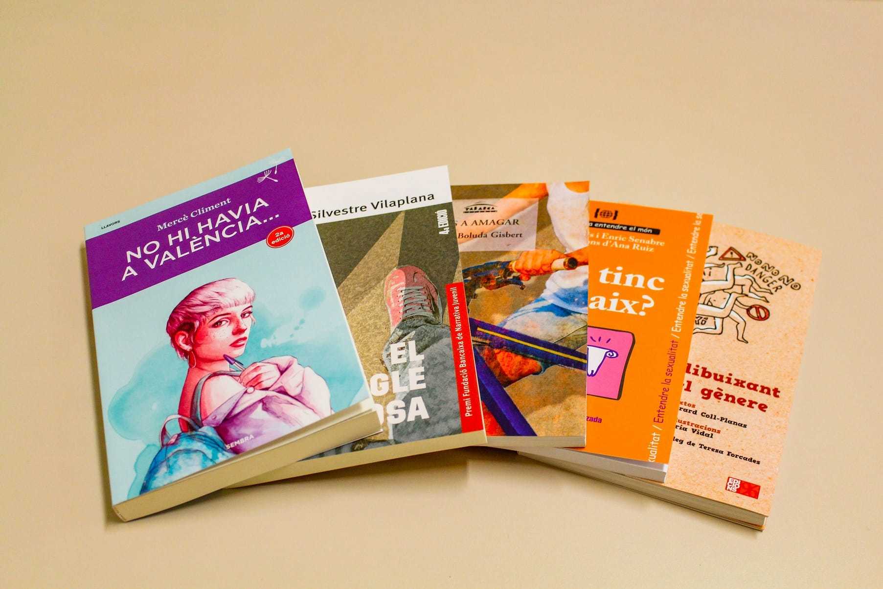 Los libros de temática LGTBI publicados por editoriales valencianas que la Conselleria reparte en los institutos.