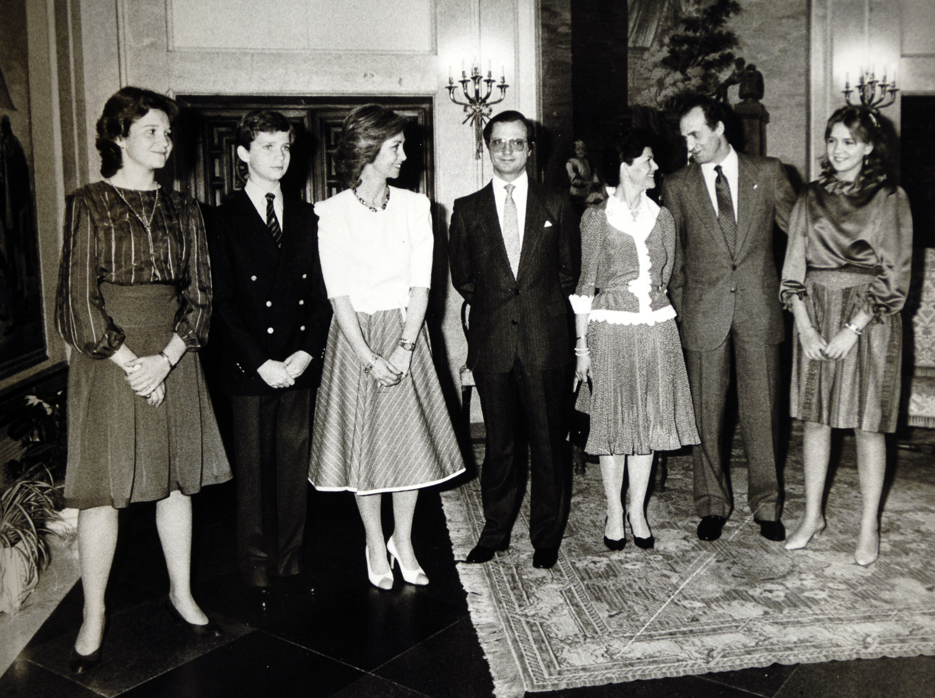 La Infanta Elena, el Prncipe Felipe, la Reina Sofa, el rey Carlos Gustavo de Suecia, la reina Silvia, el Rey Juan Carlos y la Infanta Cristina, en los aos 80.