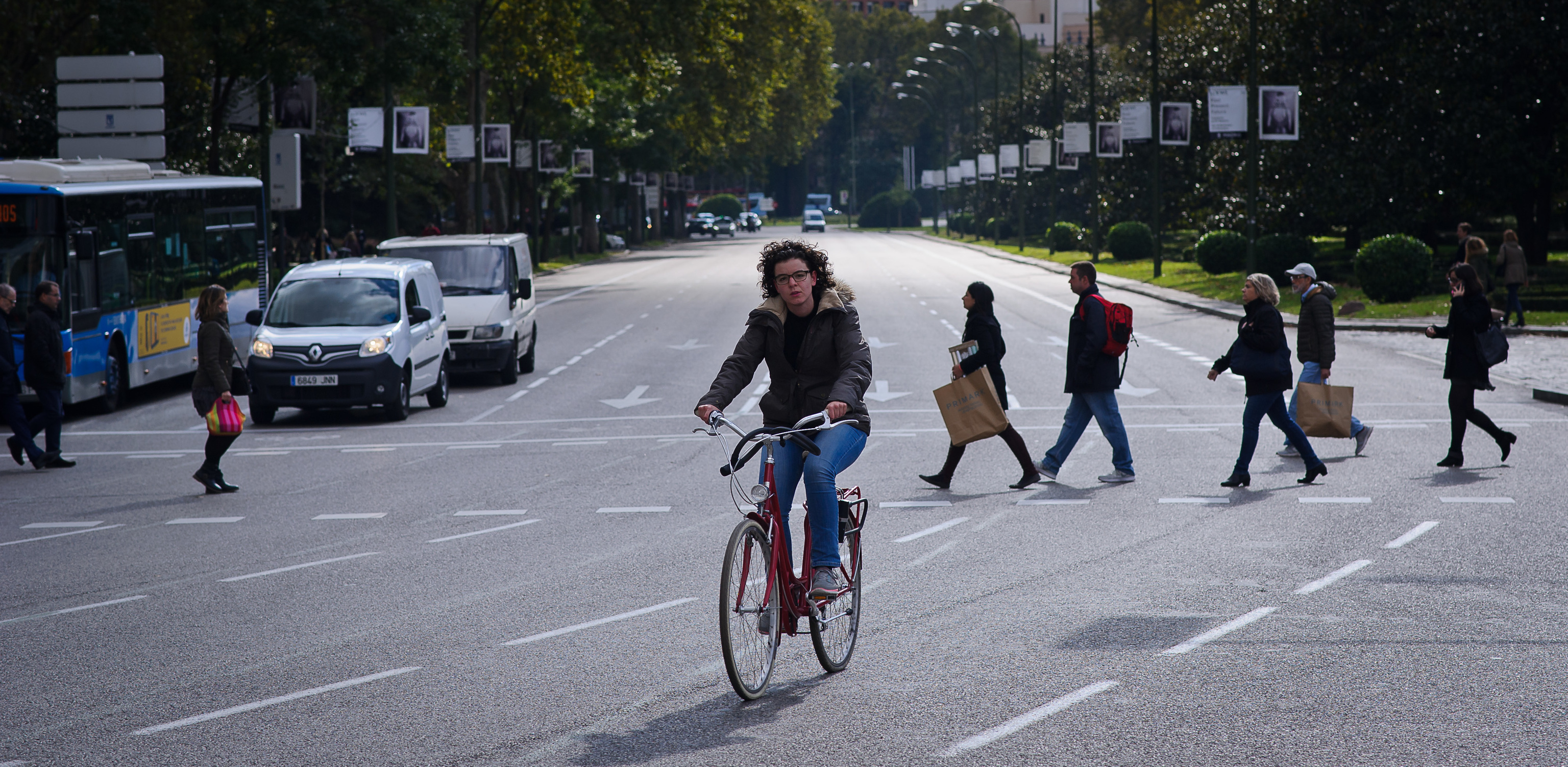 Ciclista por una calle de Madrid.