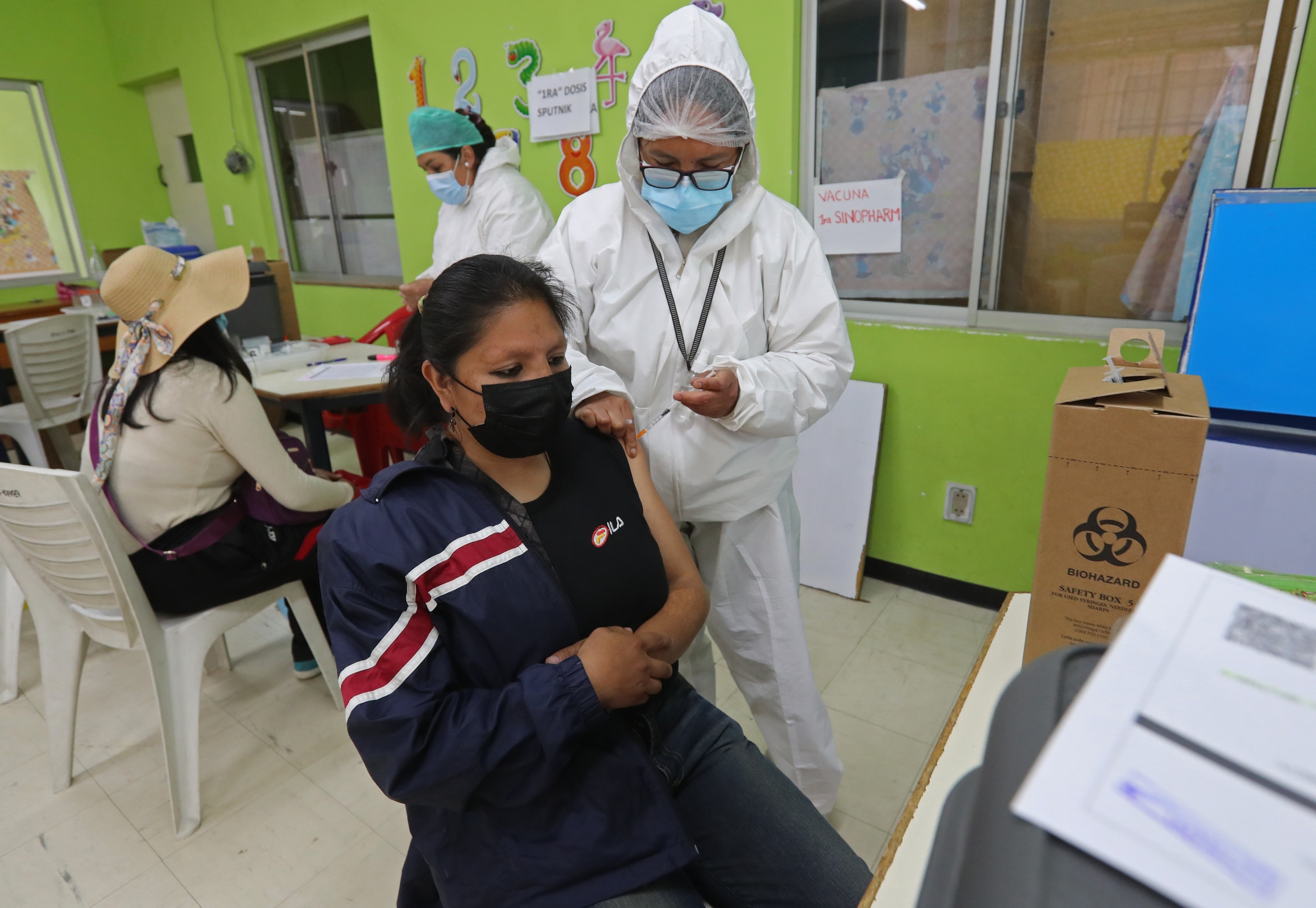 Una seora recibe la vacuna, en un centro de Salud.