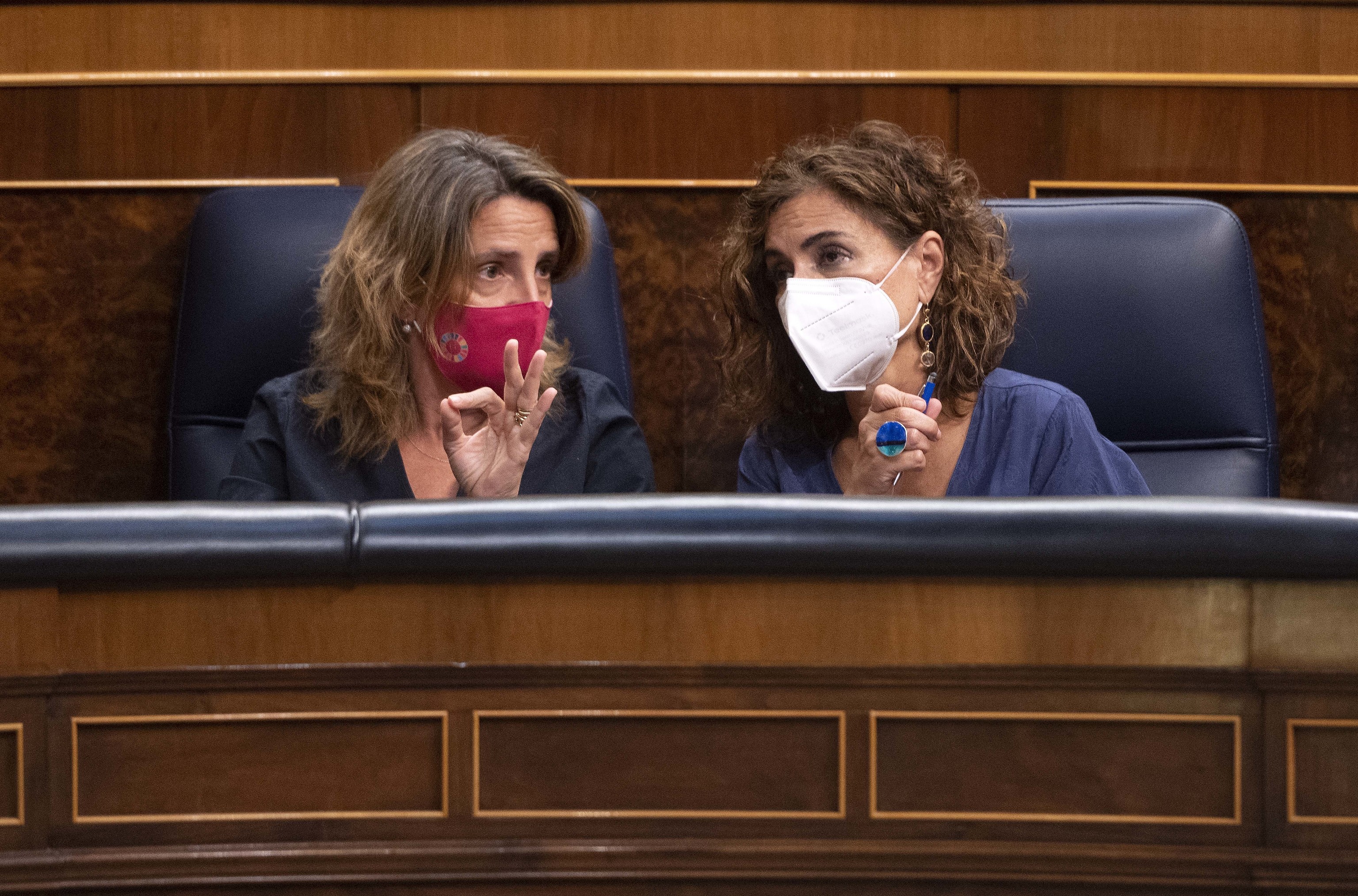 La vicepresidenta tercera del Gobierno y ministra para la Transición Ecológica, Teresa Ribera, y la ministra de Hacienda, María Jesús Montero.