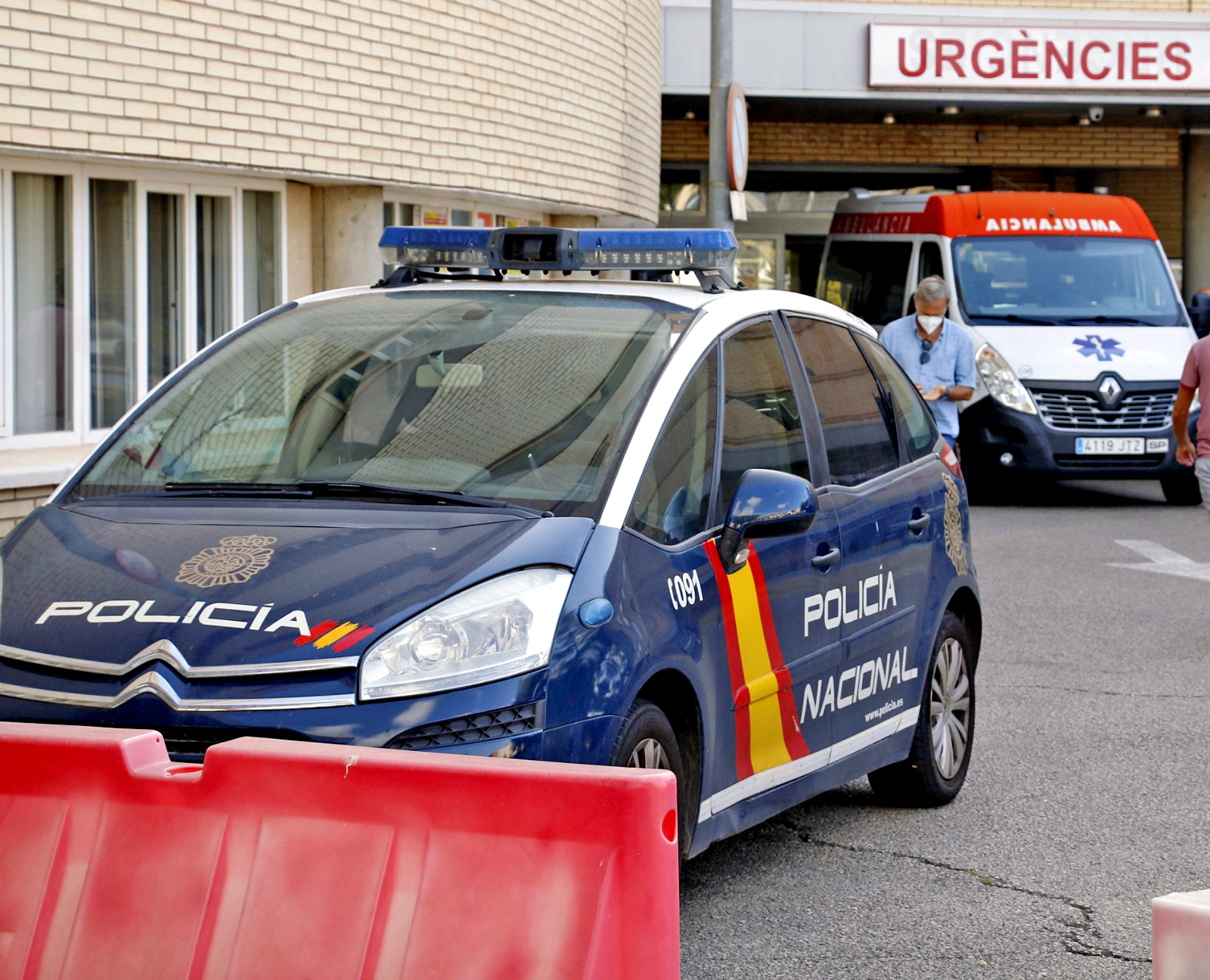 Polica y ambulancia en el Hospital General de Castelln.