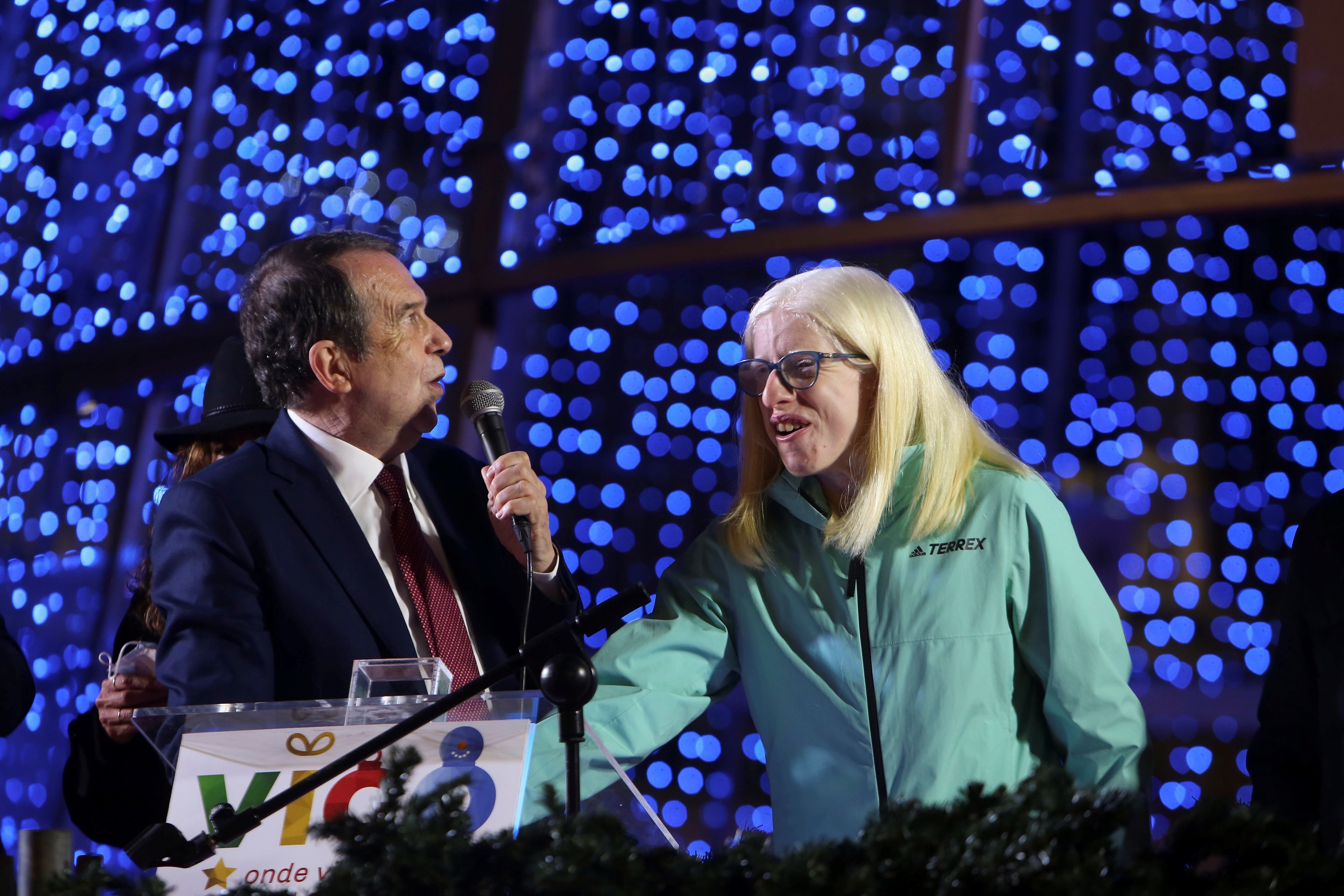 El alcalde de Vigo, Abel Caballero, y la medallista paralímpica Susana Rodríguez durante el encendido de las luces de Navidad