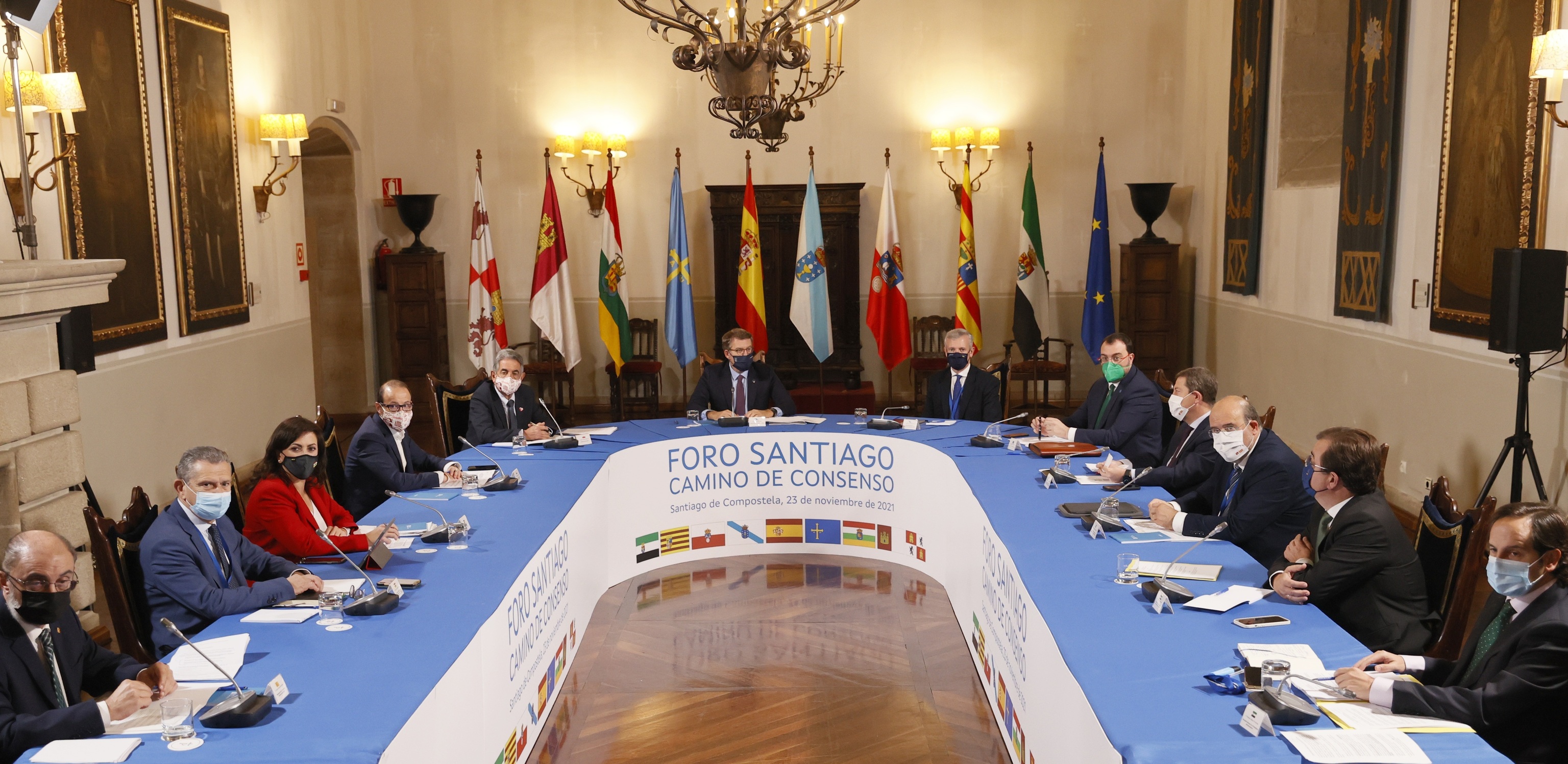Imagen de la reunión de ocho presidentes autonómicos en Santiago de Compostela.