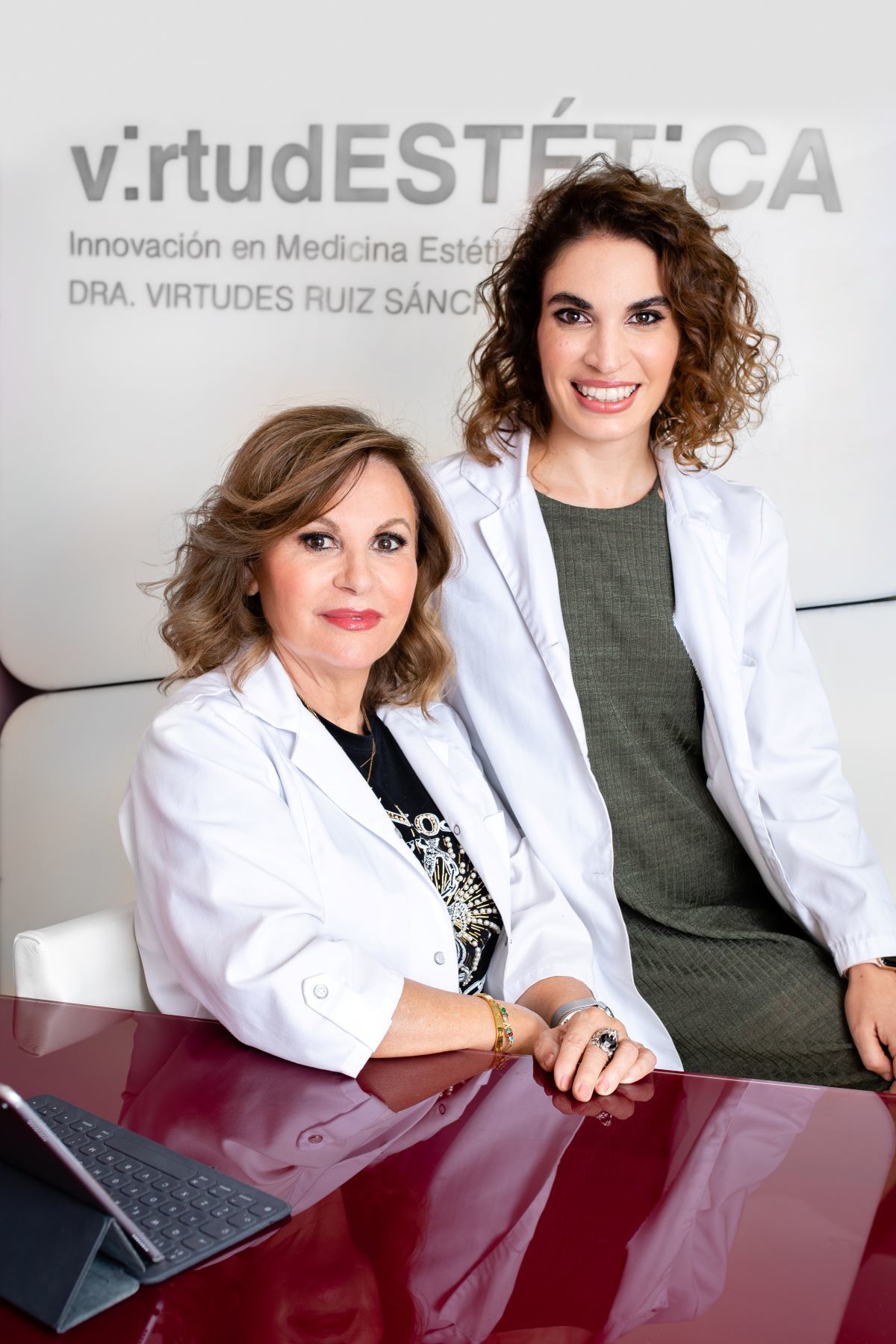 María Vicente con su madre, la doctora Virtudes Ruiz.