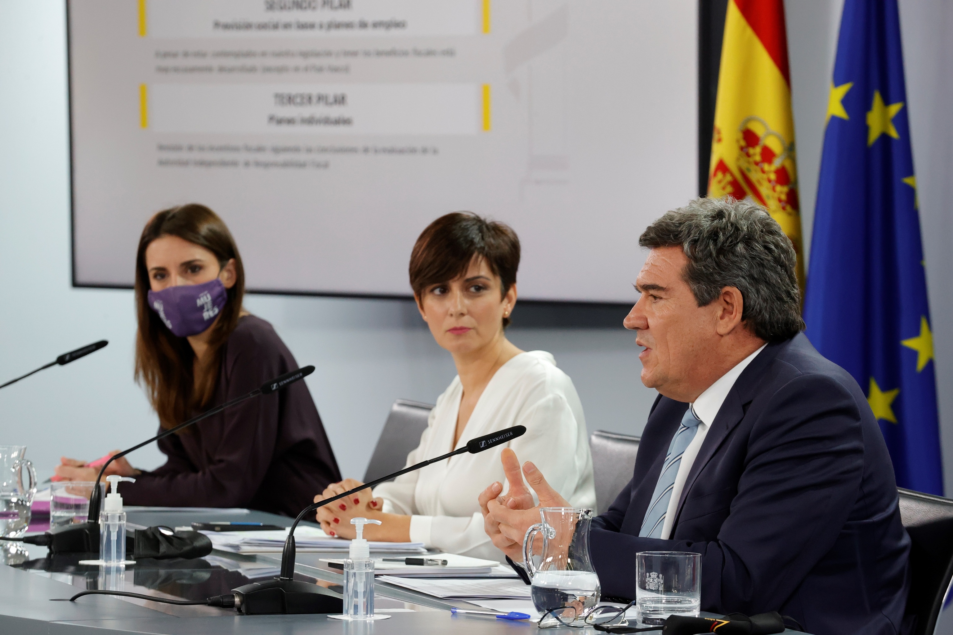 Irene Montero, Isabel Rodrguez y Jos Luis Escriv, tras el Consejo de Ministros.