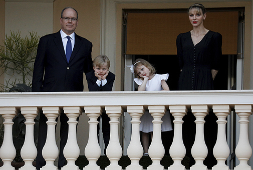 Los príncipes Alberto y Charlene con sus hijos, Jacques y Gabriella.