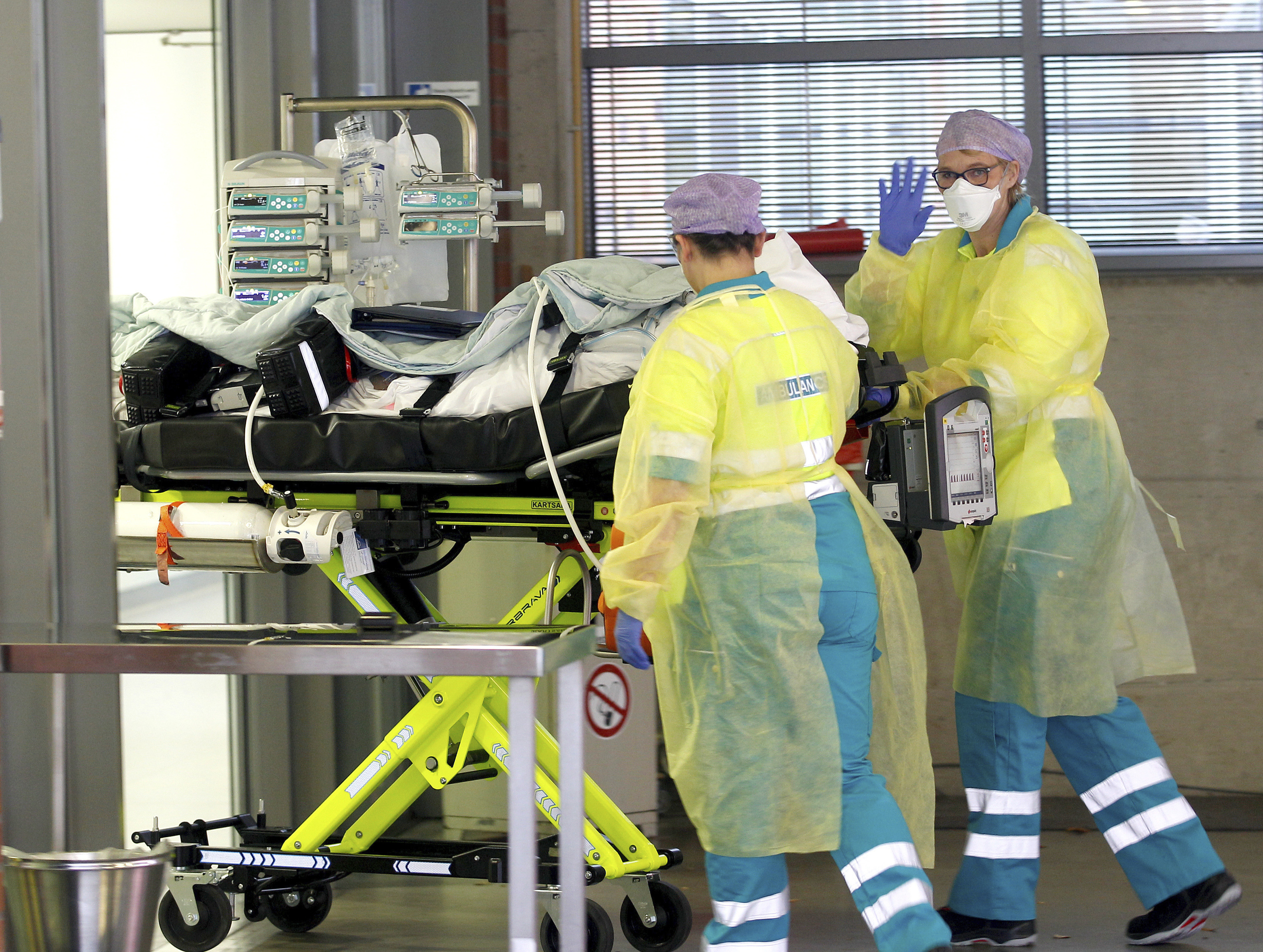 Sanitarias ingresan a un paciente covid en un hospital.