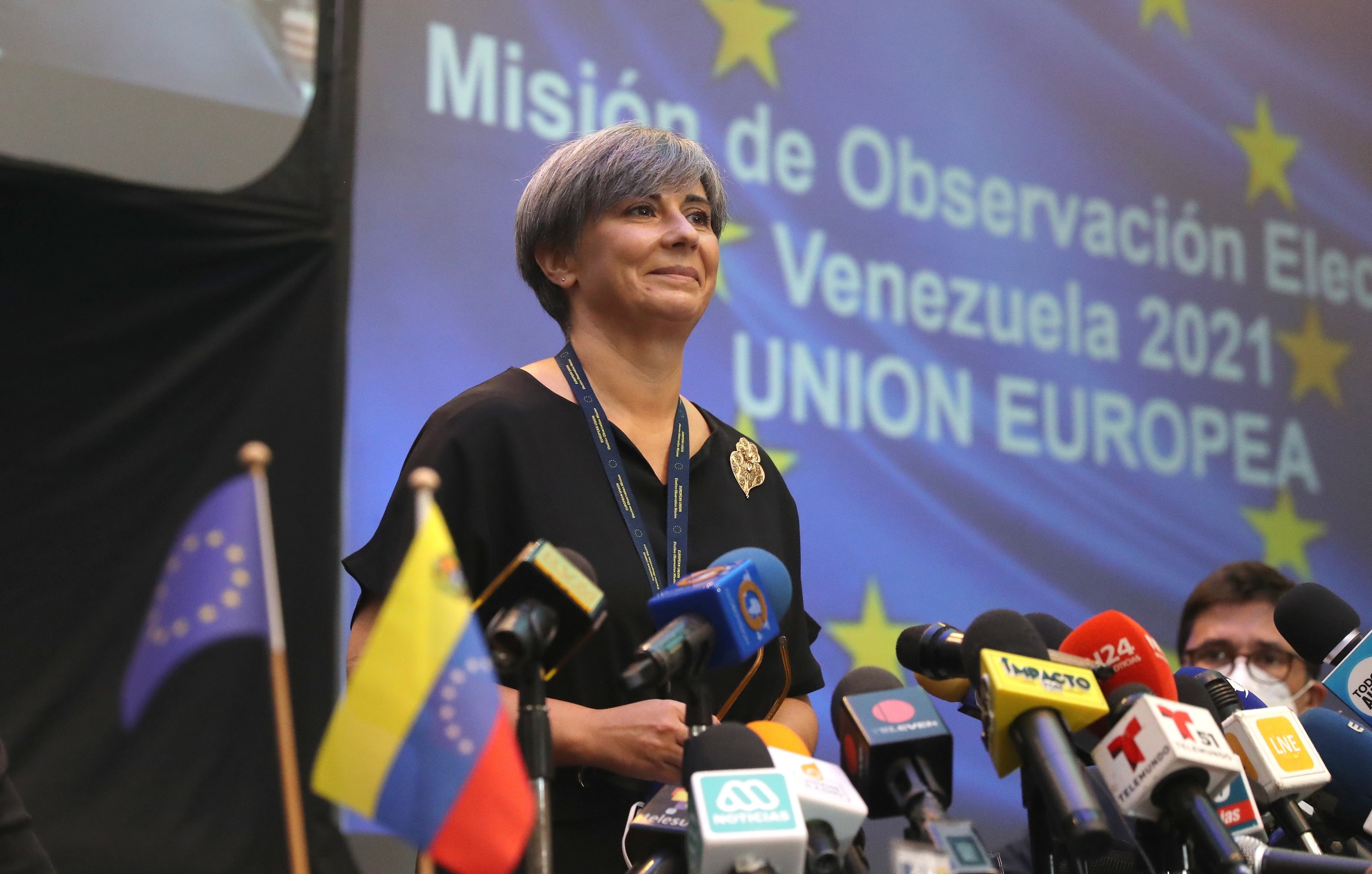 La eurodiputada portuguesa Isabel Santos ofrece su informe en Caracas.