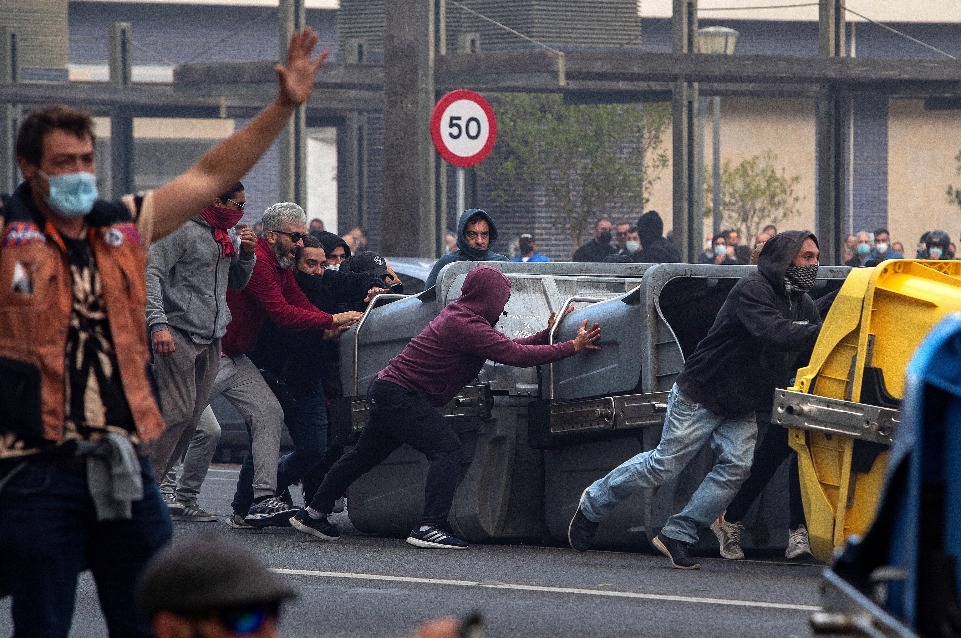 Manifestantes arrastran contenedores para formar barricadas en la manifestacin celebrada este martes en Cdiz por la huelga del metal.