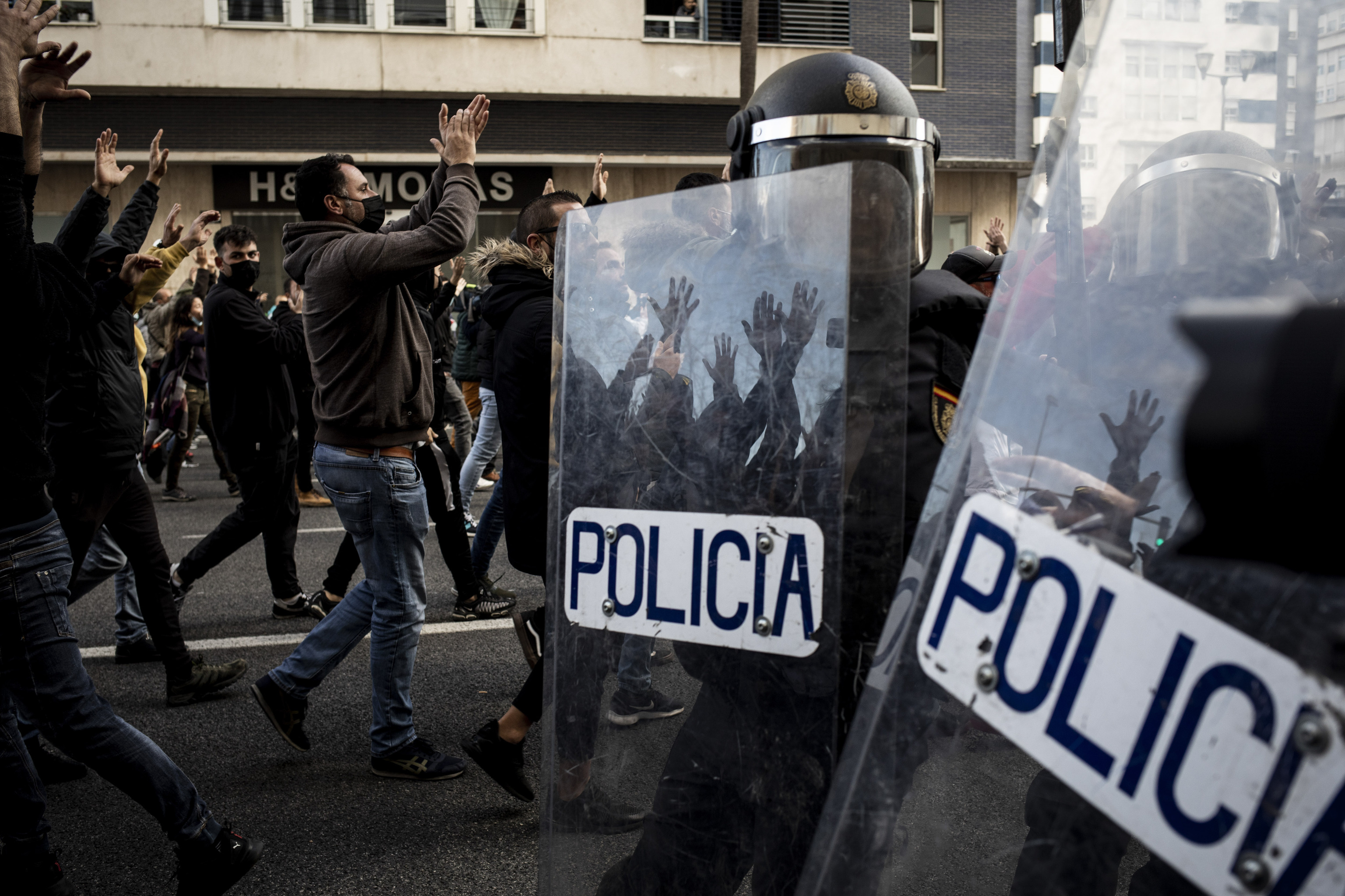 Cargas policiales e incidentes en la octava jornada de huelga del metal en Cádiz