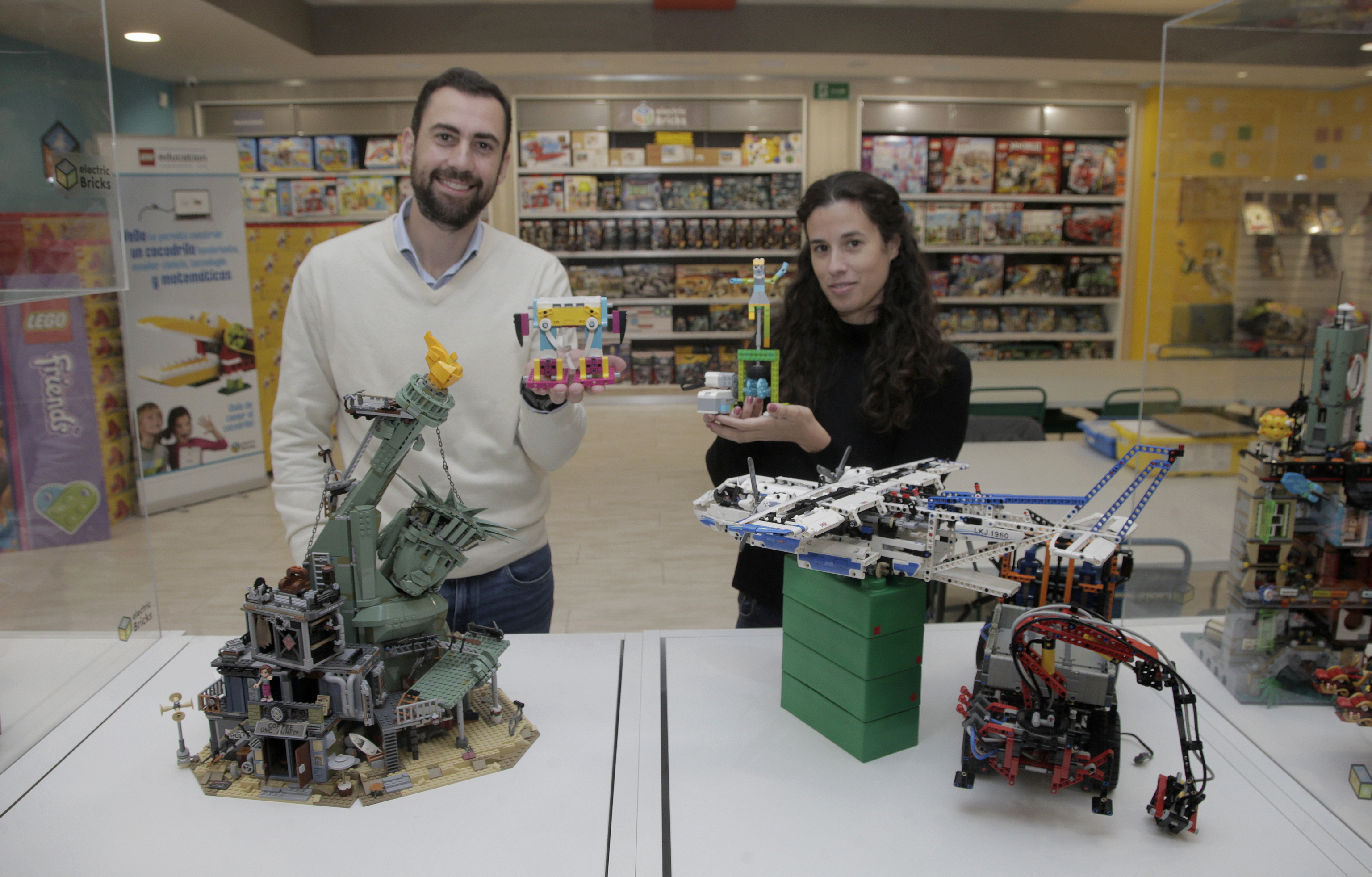 Borja e Itsaso, de Robots in action, con dos piezas en electricBricks.