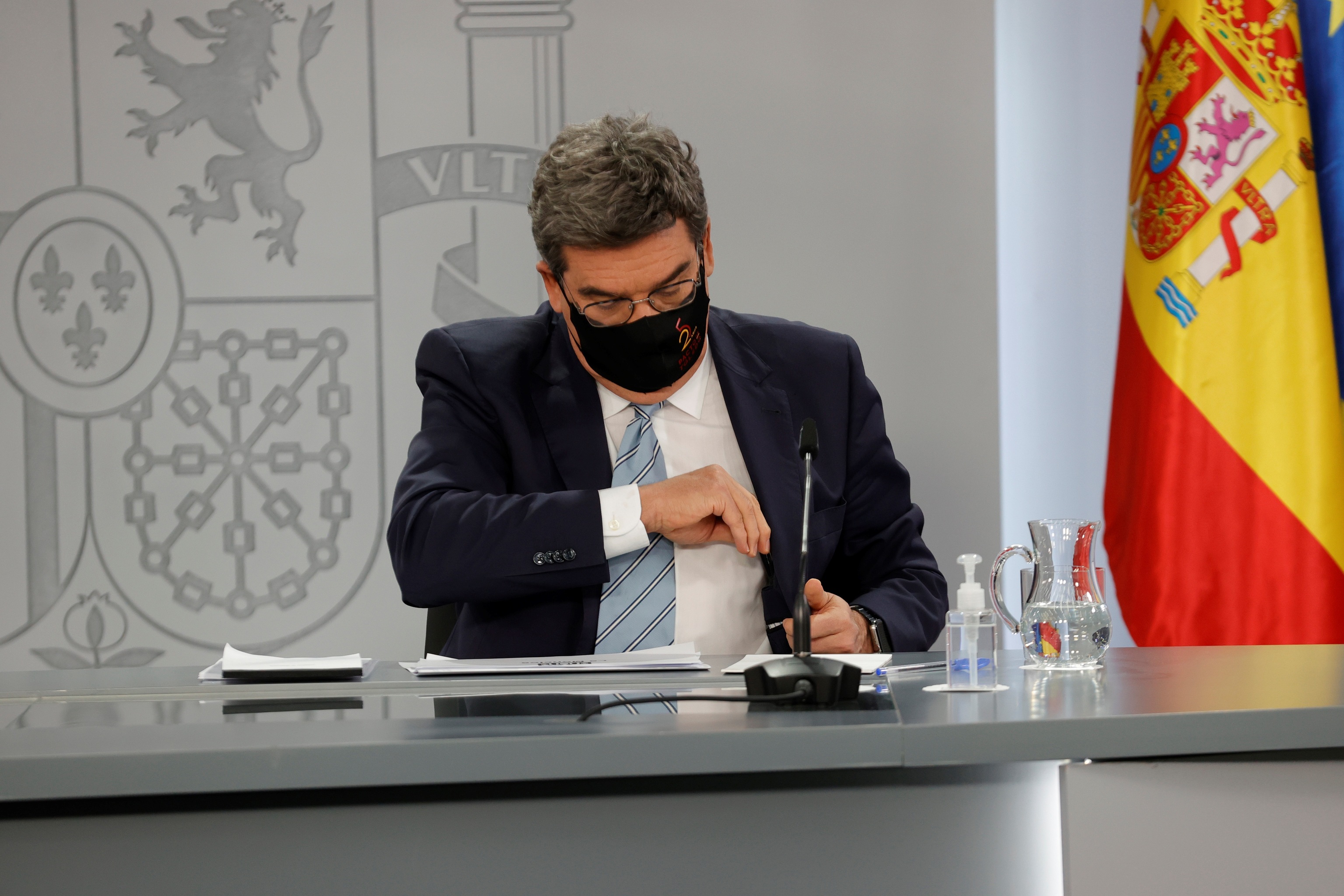 El ministro de  Seguridad Social, Jos Luis Escriv ayer tras el Consejo de Ministros.