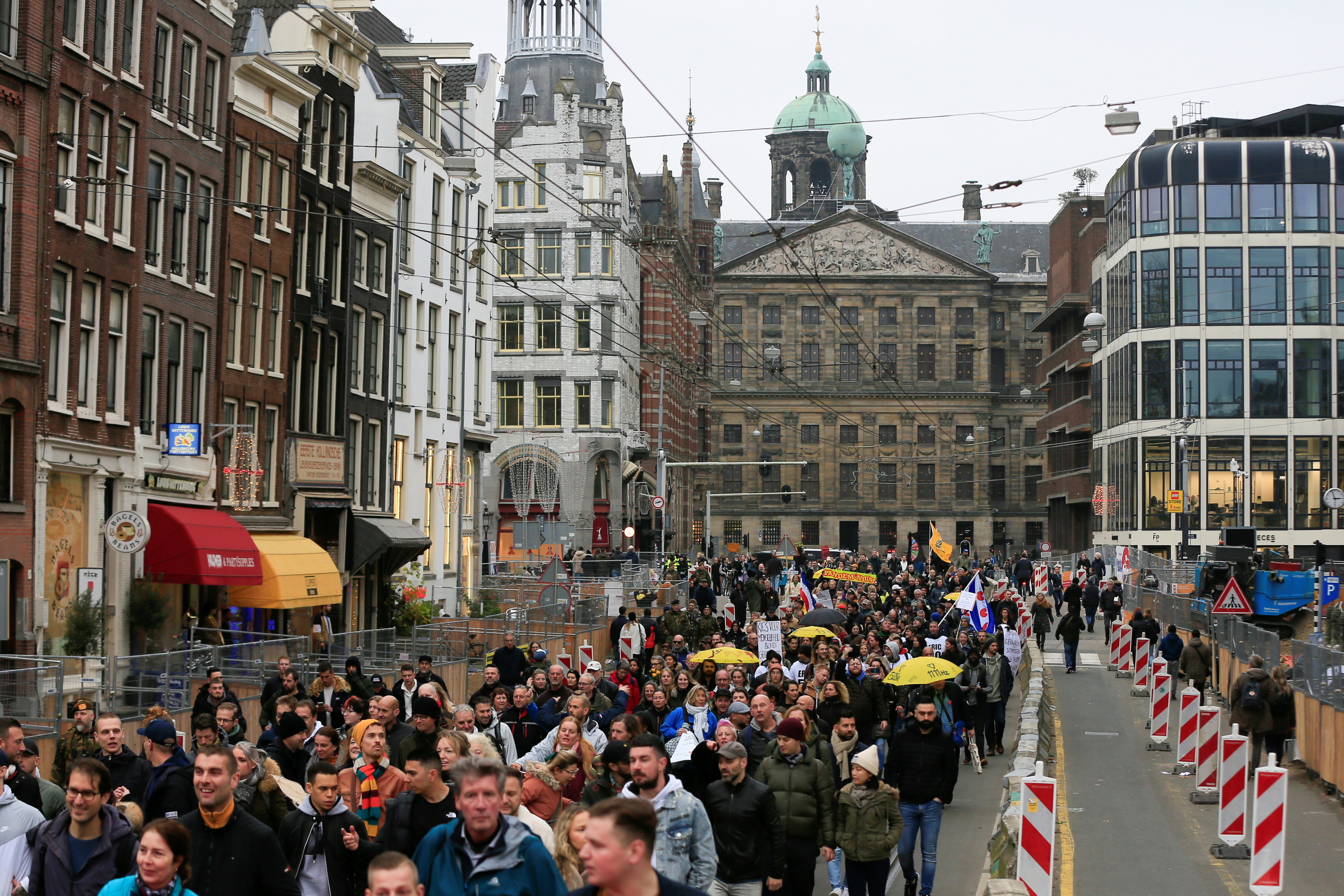 Protesta en Amsterdam contra las medidas del coronavirus.