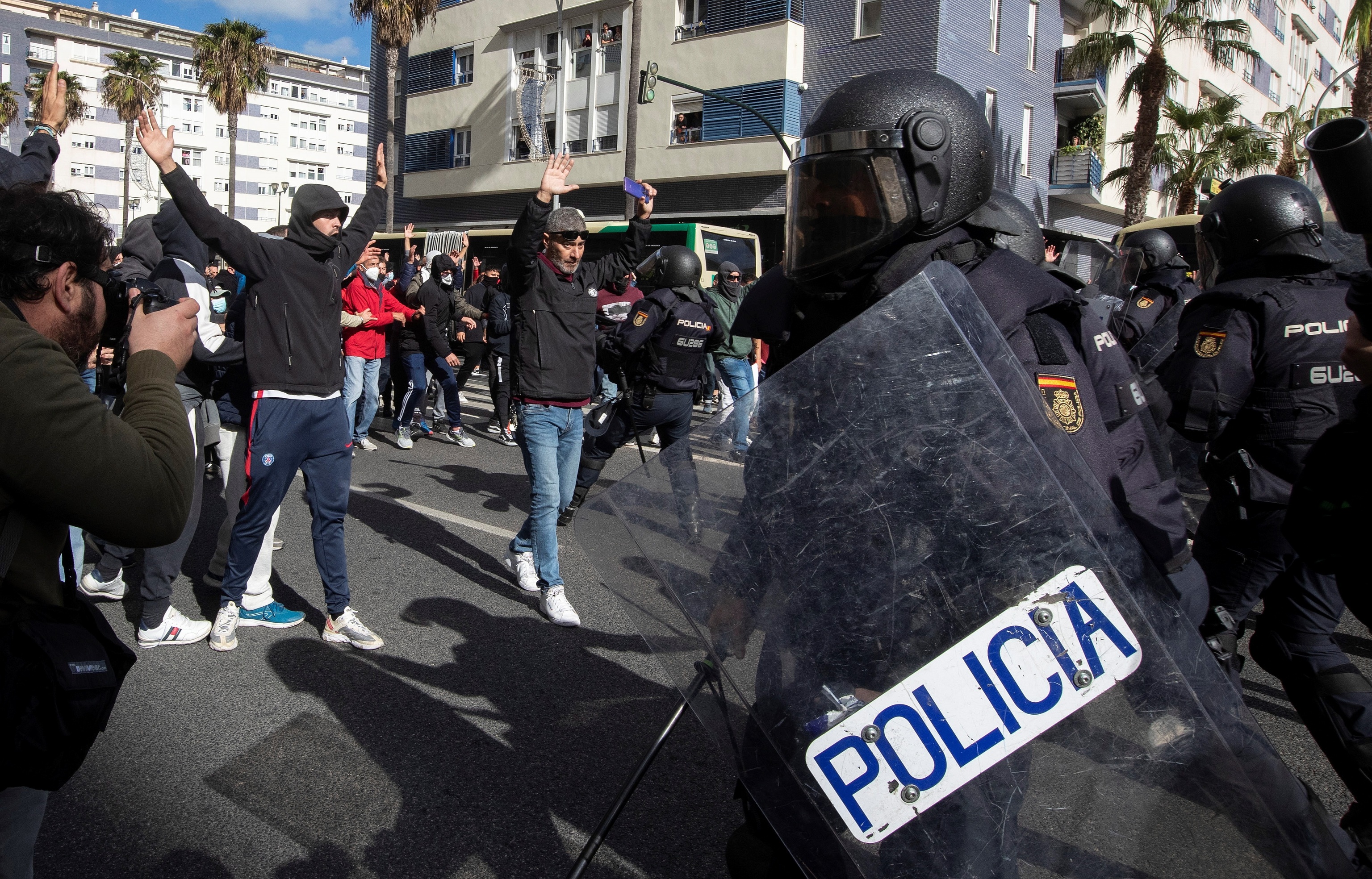 Varios manifestantes increpan a la Policía en Cádiz.