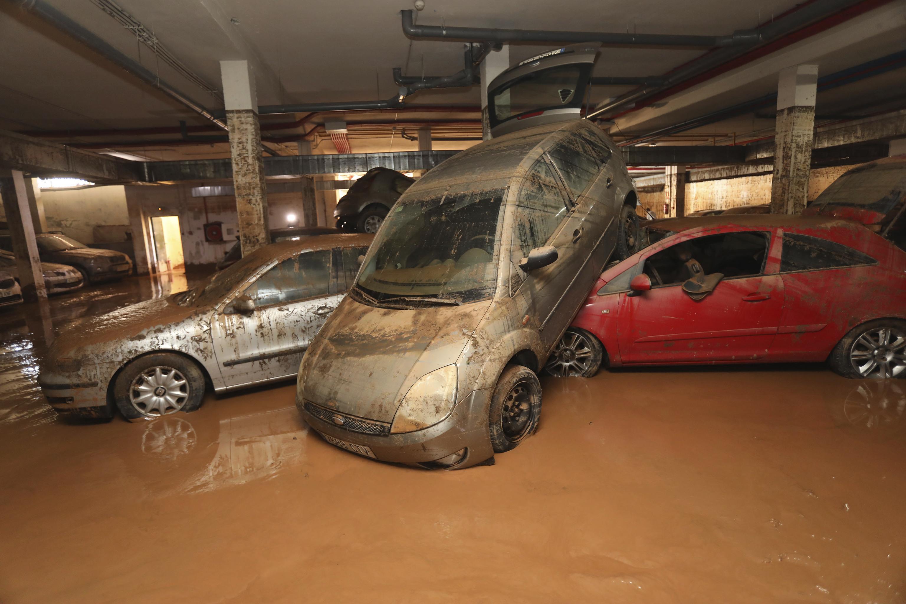 Varios coches afectados por las fuertes lluvias de la borrasca Gloria de 2020 en un garaje inundado de Mlaga.