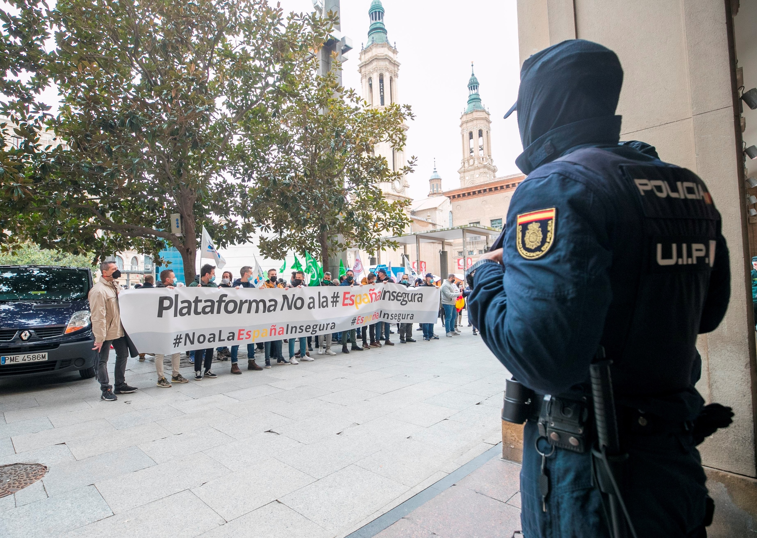 Un polica vigila la concentracin en Zaragoza.