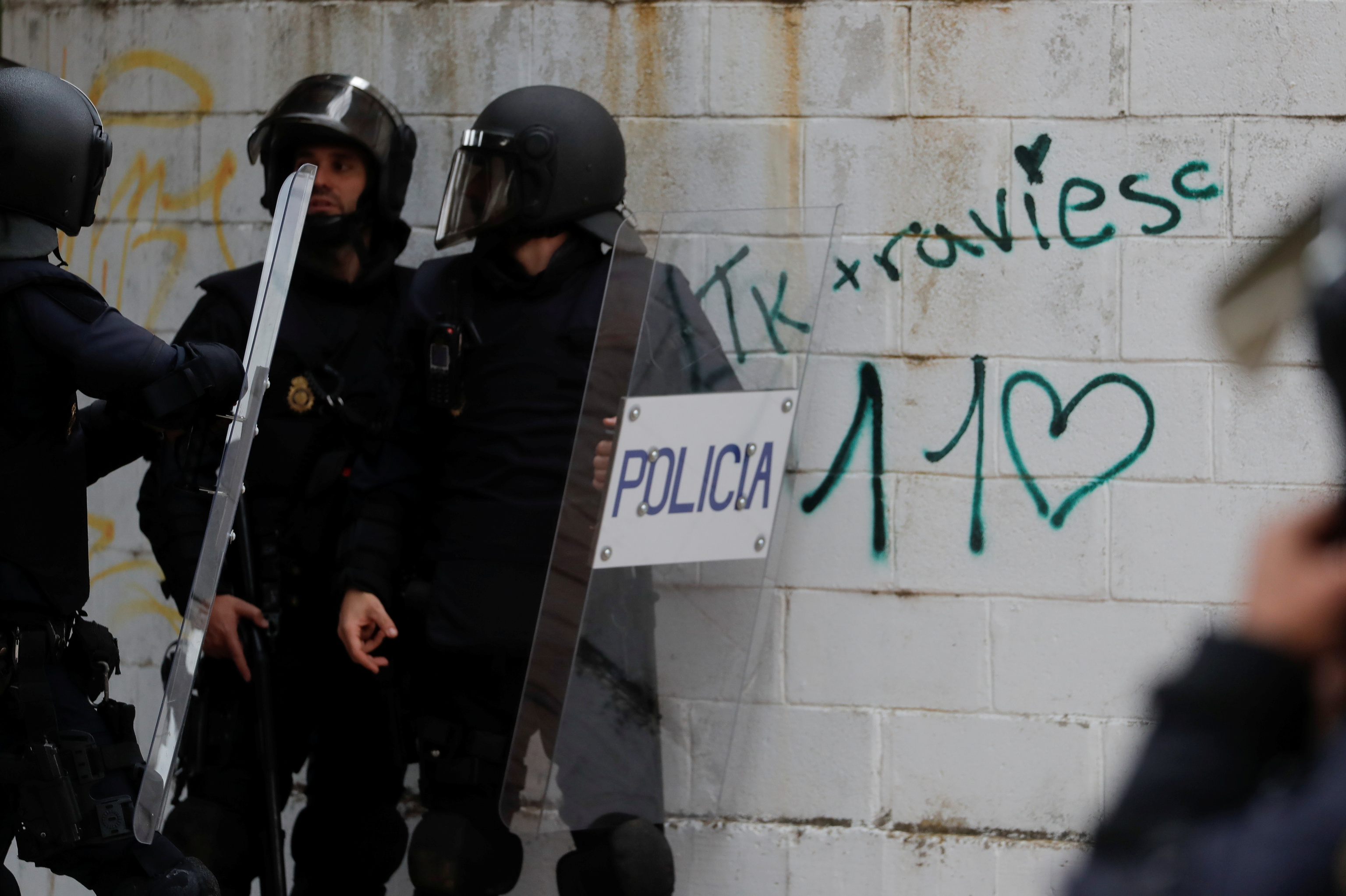 Agentes antidisturbios, en una actuacin este mircoles en  Puerto Real.