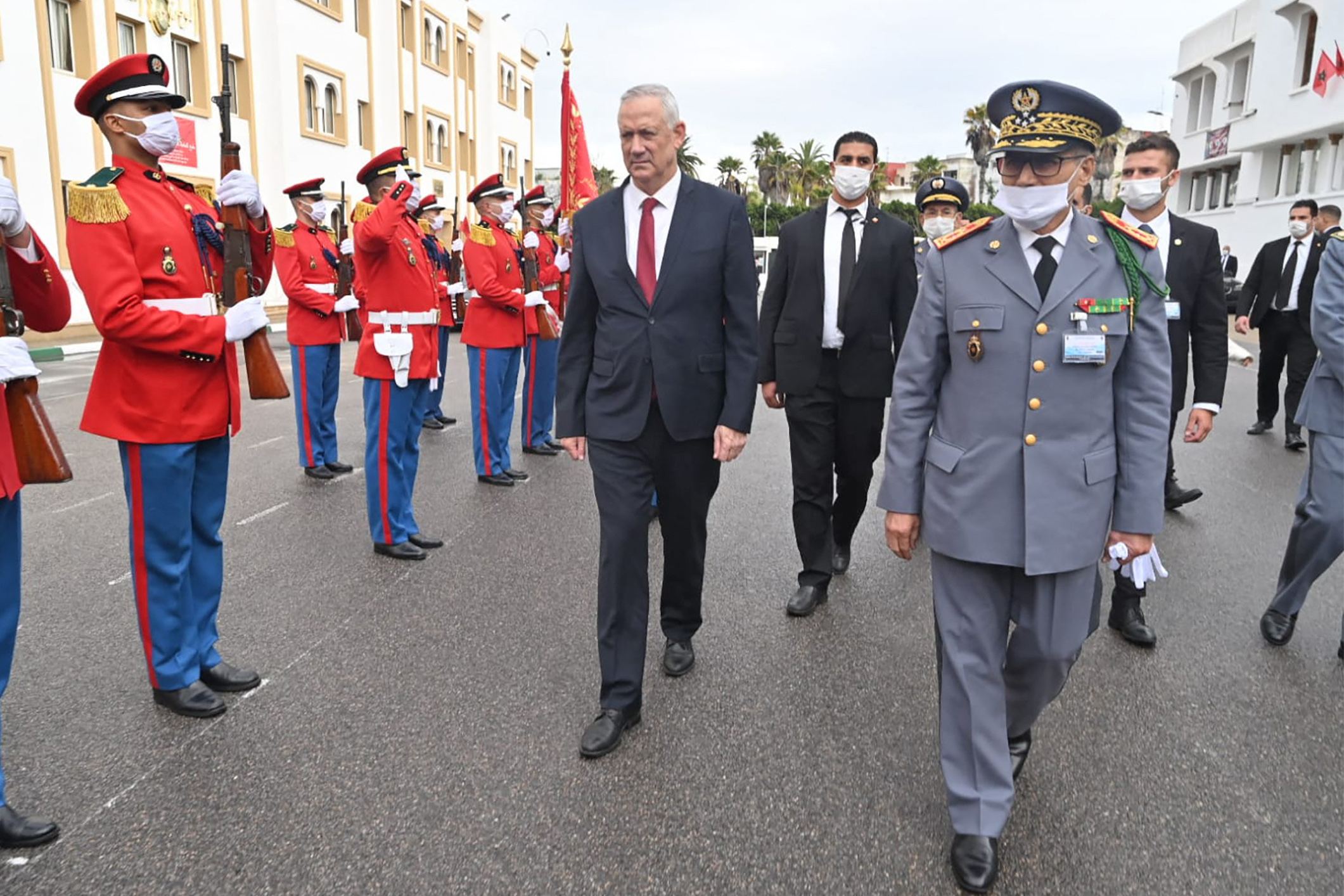 Gantz pasa revista a la guardia de honor con el general El-Farouk, en Rabat.