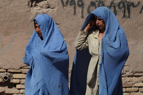 Dos mujeres afganas pasean por el mercado de Herat.