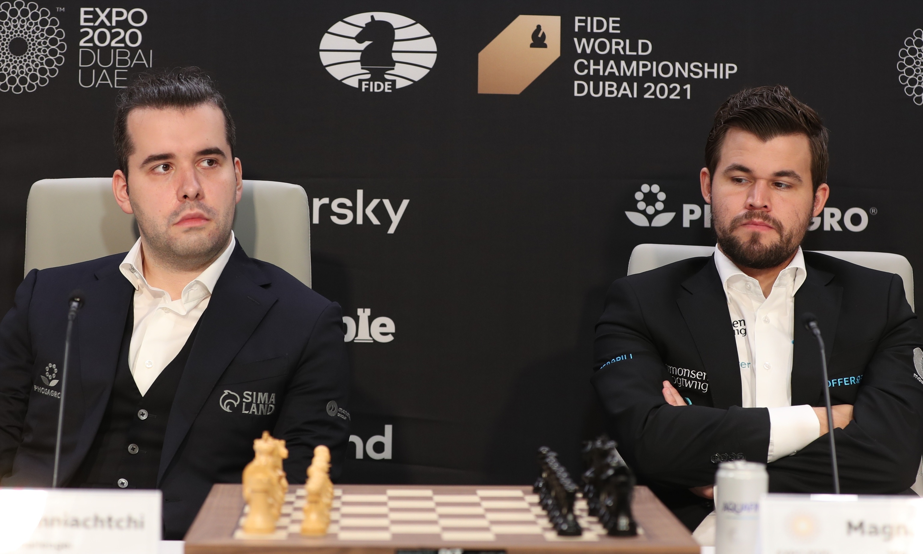 Carlsen y Nepomniachtchi en la rueda de prensa previa.