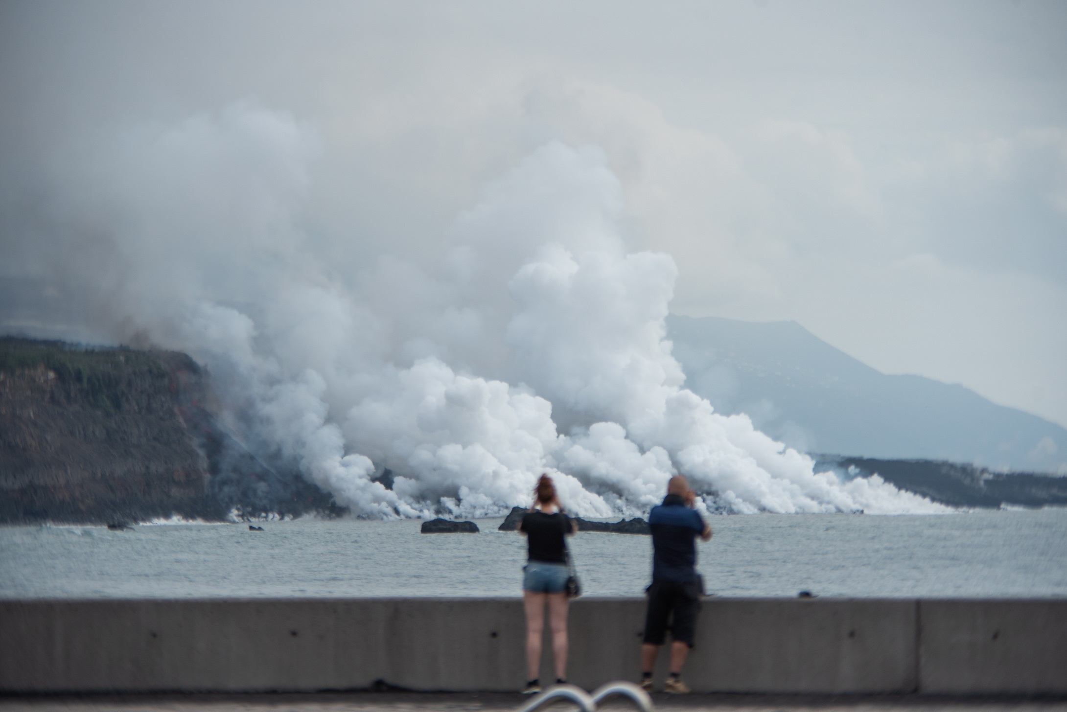 Varias personas observan la fajana del volcn de La Palma en la costa de Tazacorte.