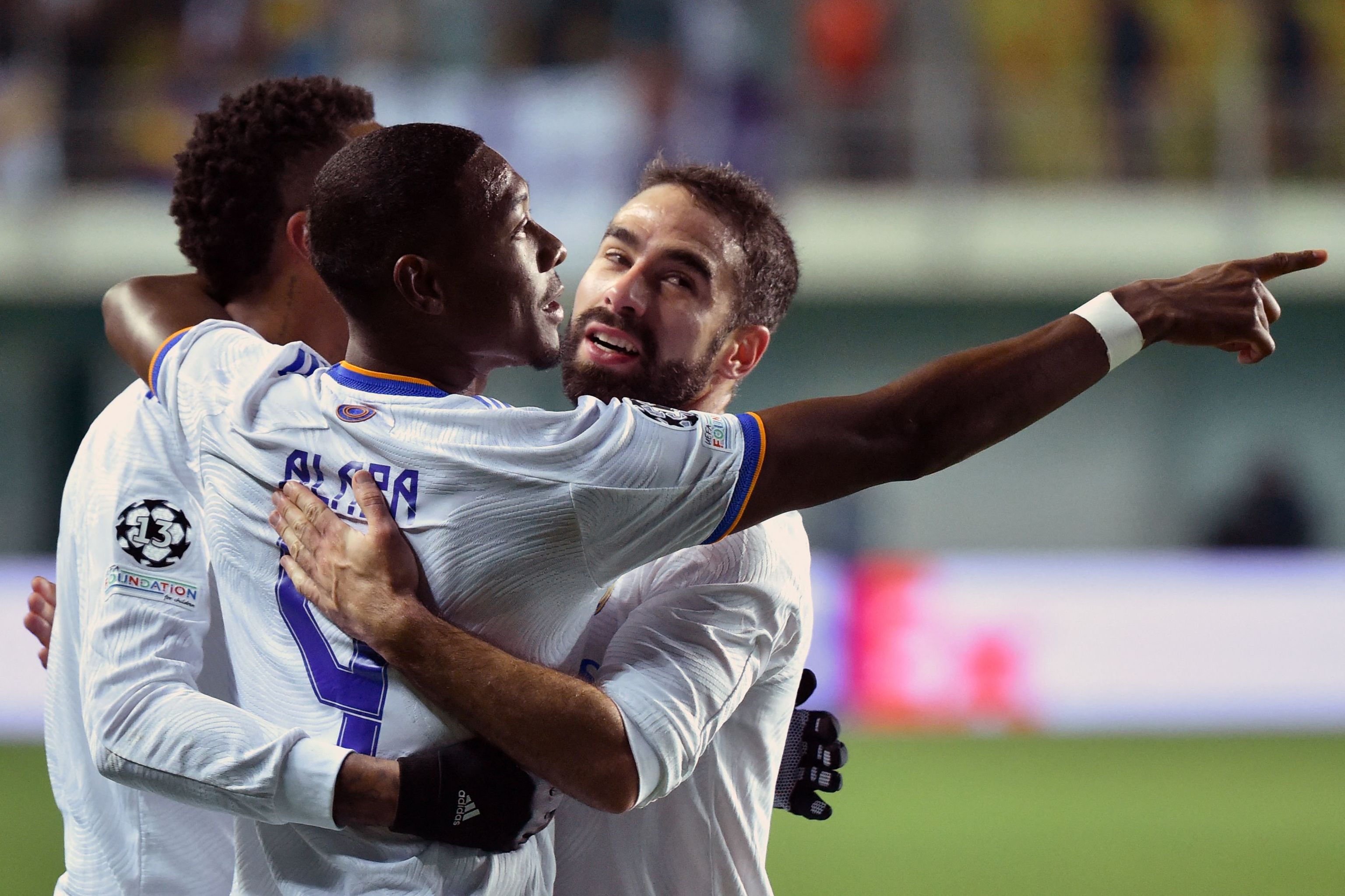 Alaba celebra su gol con sus compañeros.